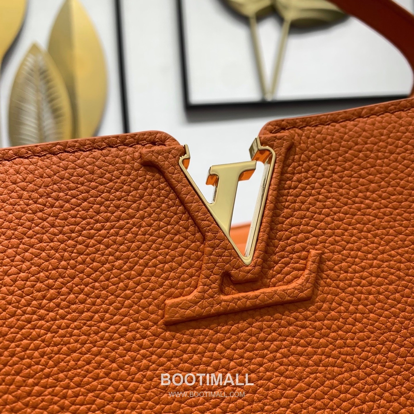 루이비통 카퓌신 라지 타우릴론 풀그레인 레더 V로고 플랩 그레이 토트백 Louis Vuitton Capucines Large Taurillon Full Grain Leather V Logo Flap Grey Tote Bag M26259 37.5cm 13