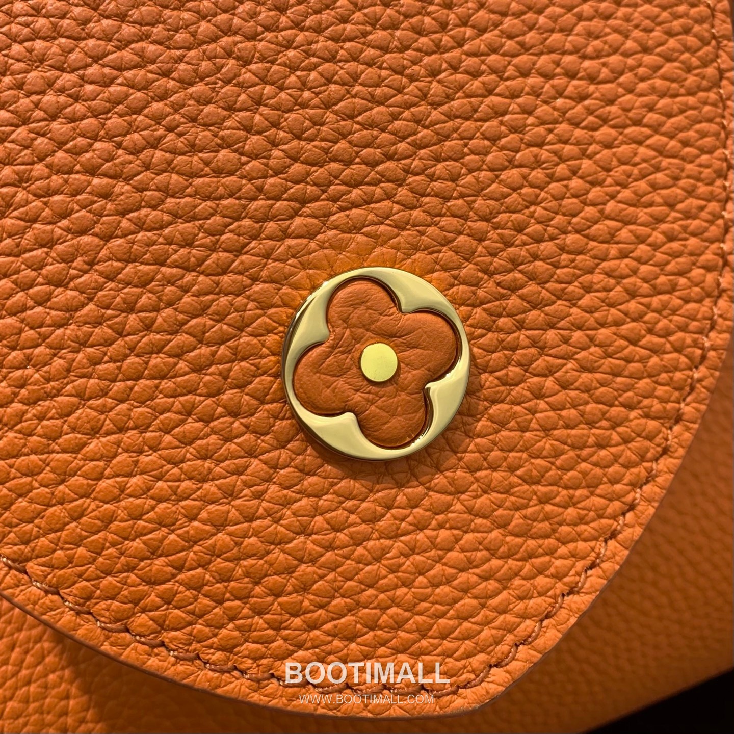 루이비통 카퓌신 라지 타우릴론 풀그레인 레더 V로고 플랩 그레이 토트백 Louis Vuitton Capucines Large Taurillon Full Grain Leather V Logo Flap Grey Tote Bag M26259 37.5cm 14