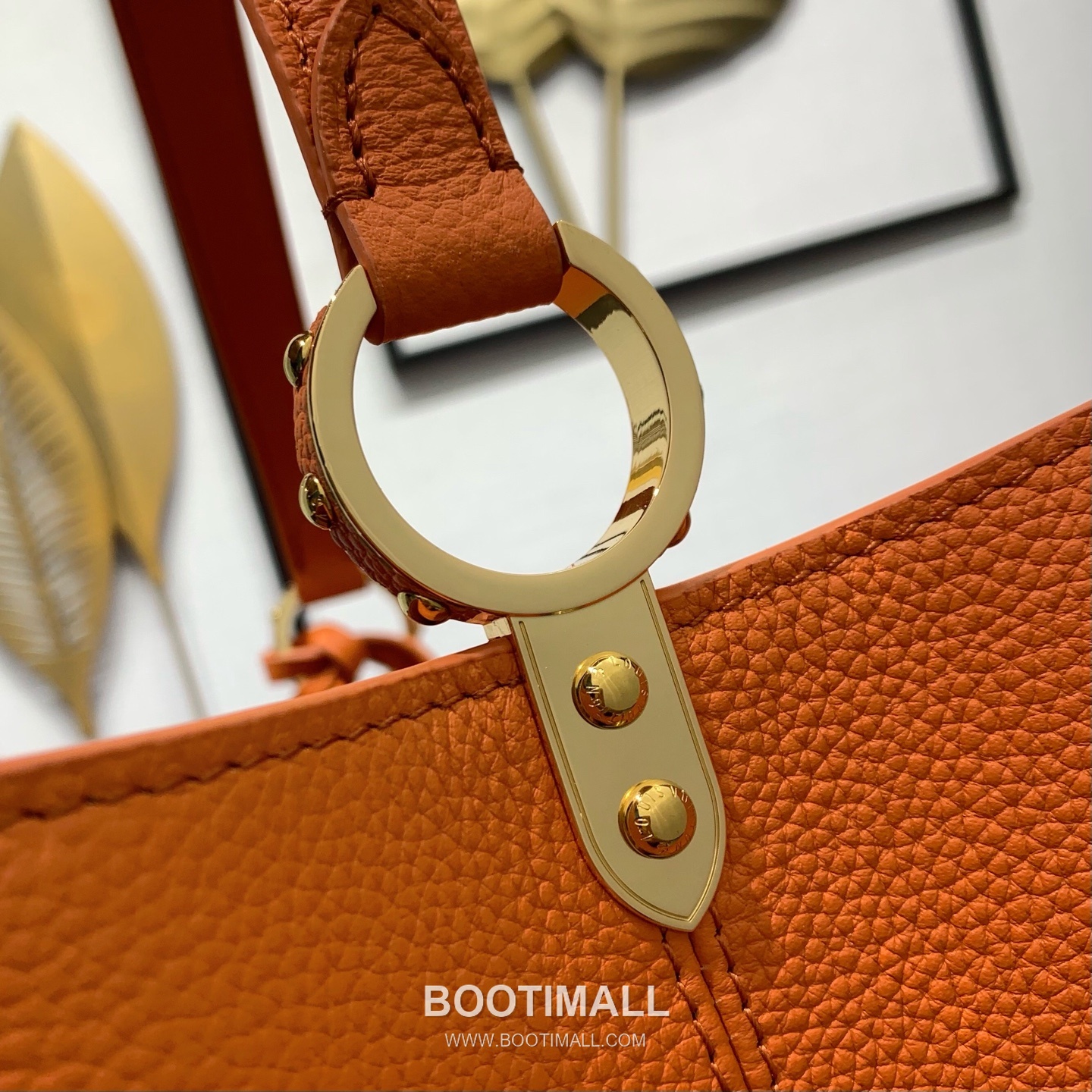 루이비통 카퓌신 라지 타우릴론 풀그레인 레더 V로고 플랩 그레이 토트백 Louis Vuitton Capucines Large Taurillon Full Grain Leather V Logo Flap Grey Tote Bag M26259 37.5cm 15