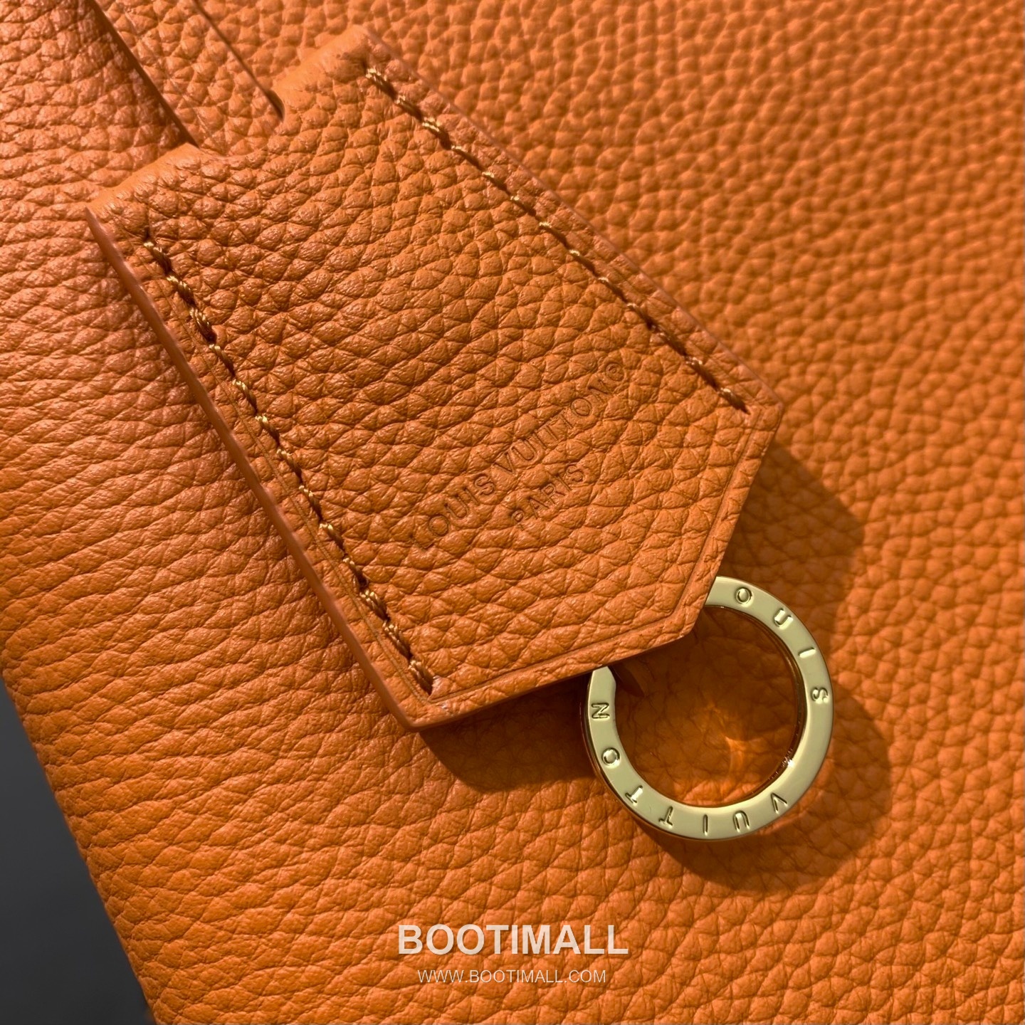 루이비통 카퓌신 라지 타우릴론 풀그레인 레더 V로고 플랩 그레이 토트백 Louis Vuitton Capucines Large Taurillon Full Grain Leather V Logo Flap Grey Tote Bag M26259 37.5cm 16