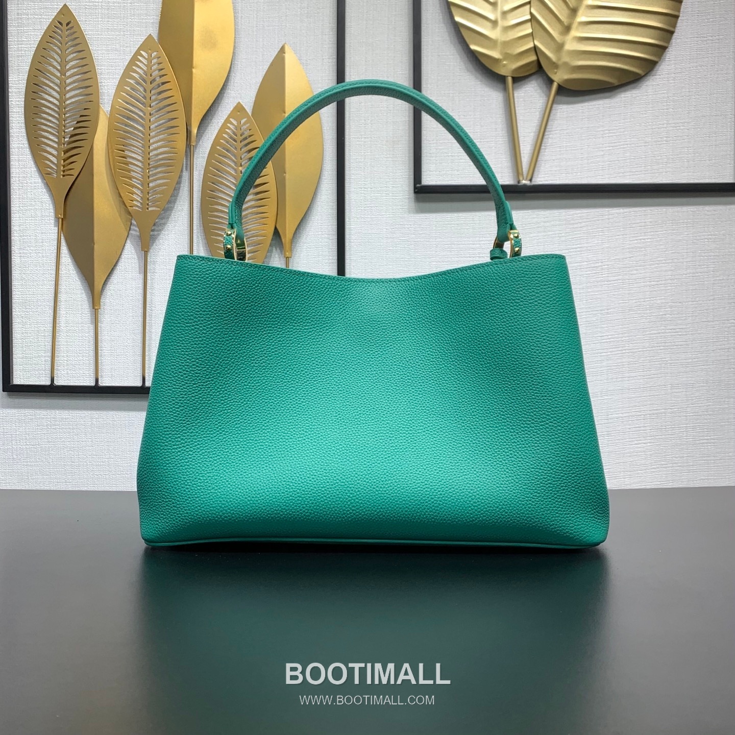 루이비통 카퓌신 라지 타우릴론 풀그레인 레더 V로고 플랩 블랙 토트백 Louis Vuitton Capucines Large Taurillon Full Grain Leather V Logo Flap Black Tote Bag M27261 37.5cm 2