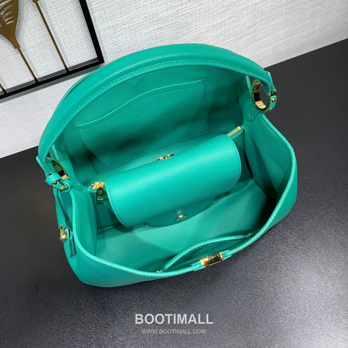 루이비통 카퓌신 라지 타우릴론 풀그레인 레더 V로고 플랩 블랙 토트백 Louis Vuitton Capucines Large Taurillon Full Grain Leather V Logo Flap Black Tote Bag M27261 37.5cm 5