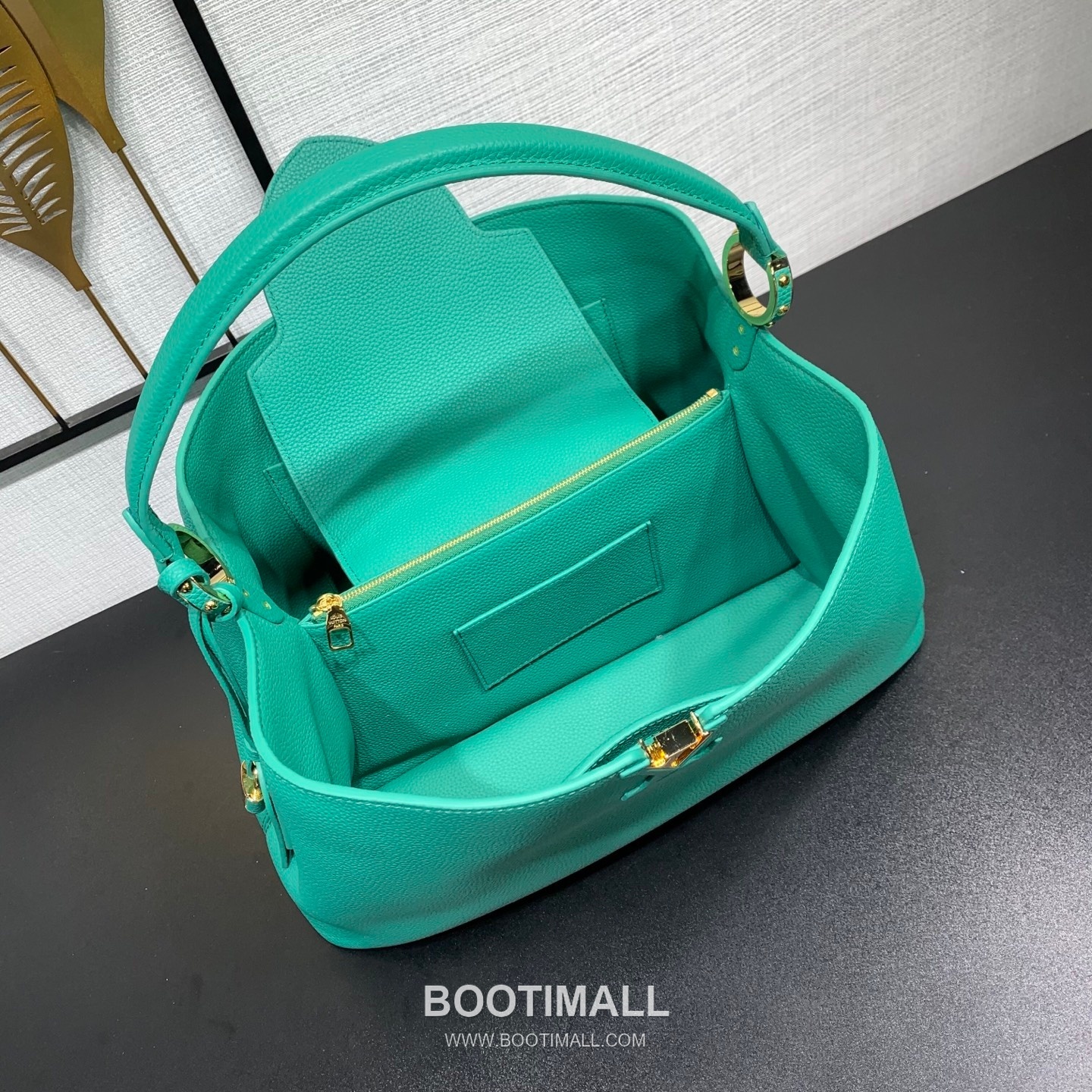 루이비통 카퓌신 라지 타우릴론 풀그레인 레더 V로고 플랩 블랙 토트백 Louis Vuitton Capucines Large Taurillon Full Grain Leather V Logo Flap Black Tote Bag M27261 37.5cm 6