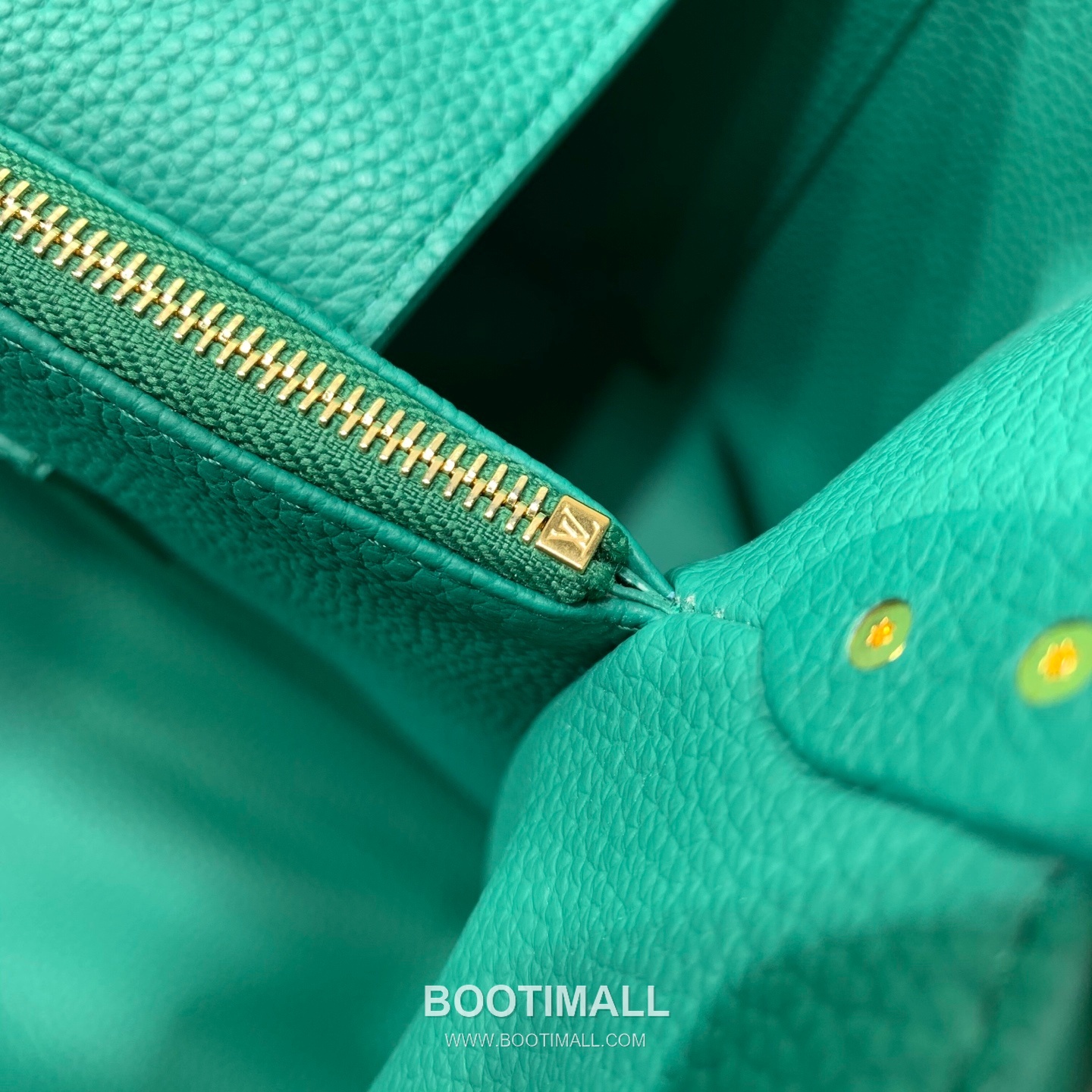 루이비통 카퓌신 라지 타우릴론 풀그레인 레더 V로고 플랩 블랙 토트백 Louis Vuitton Capucines Large Taurillon Full Grain Leather V Logo Flap Black Tote Bag M27261 37.5cm 9