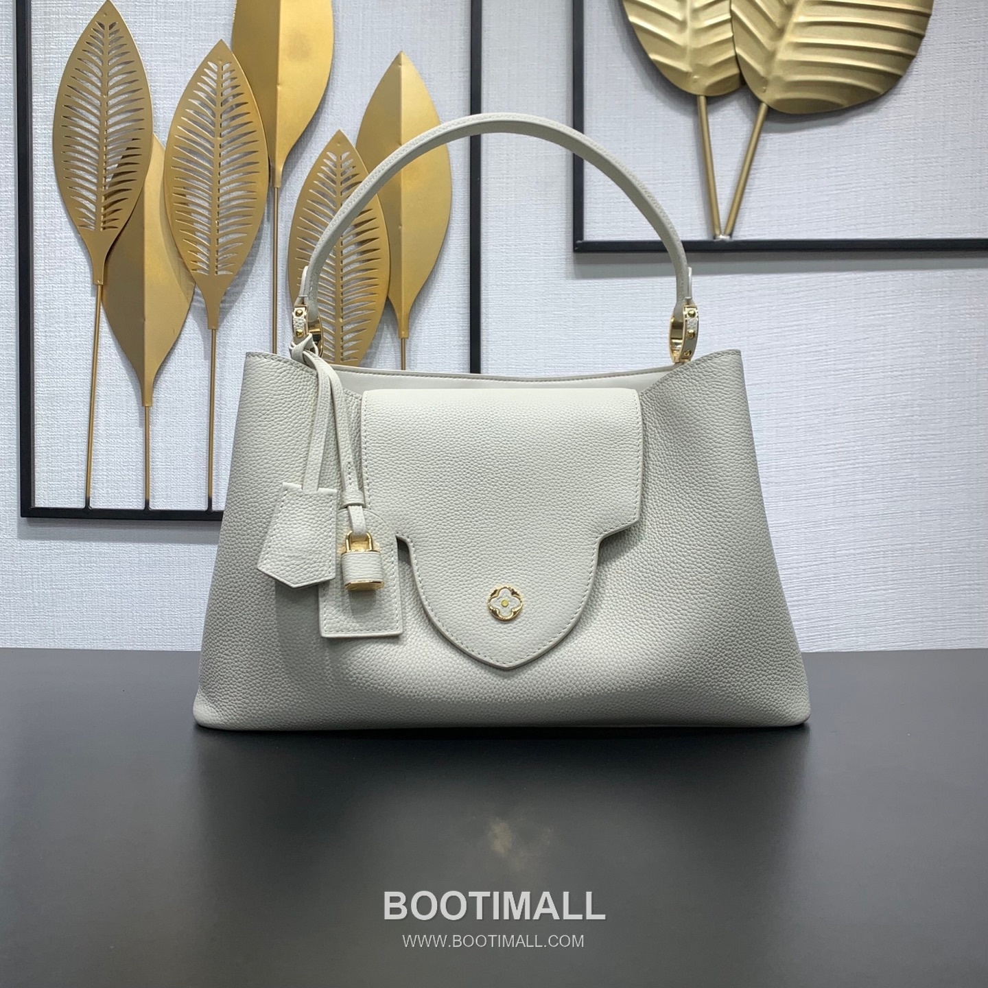 루이비통 카퓌신 라지 타우릴론 풀그레인 레더 V로고 플랩 베이지 토트백 Louis Vuitton Capucines Large Taurillon Full Grain Leather V Logo Flap Beige Tote Bag M27250 37.5cm 1