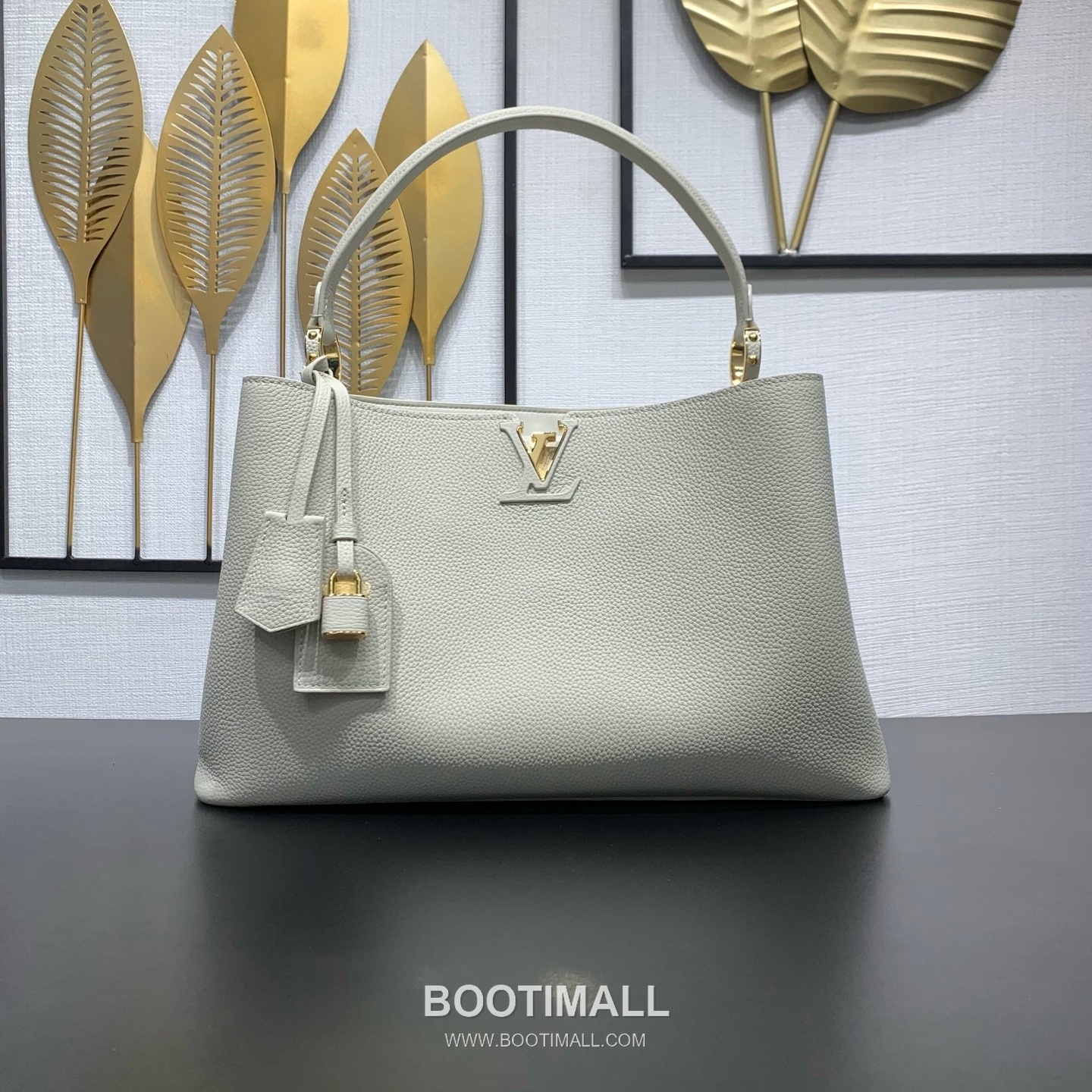 루이비통 카퓌신 라지 타우릴론 풀그레인 레더 V로고 플랩 베이지 토트백 Louis Vuitton Capucines Large Taurillon Full Grain Leather V Logo Flap Beige Tote Bag M27250 37.5cm 2