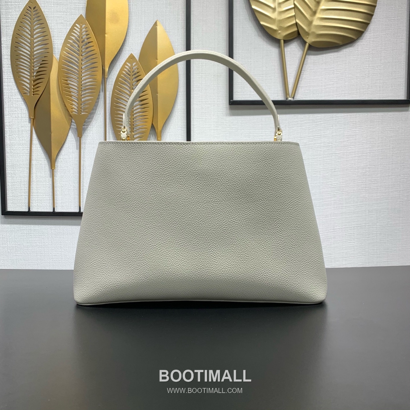 루이비통 카퓌신 라지 타우릴론 풀그레인 레더 V로고 플랩 베이지 토트백 Louis Vuitton Capucines Large Taurillon Full Grain Leather V Logo Flap Beige Tote Bag M27250 37.5cm 4