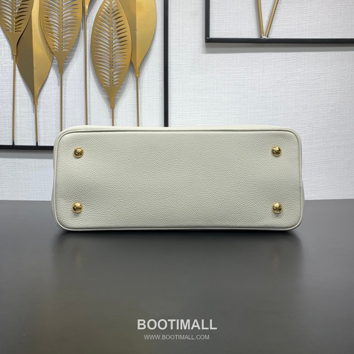 루이비통 카퓌신 라지 타우릴론 풀그레인 레더 V로고 플랩 베이지 토트백 Louis Vuitton Capucines Large Taurillon Full Grain Leather V Logo Flap Beige Tote Bag M27250 37.5cm 5