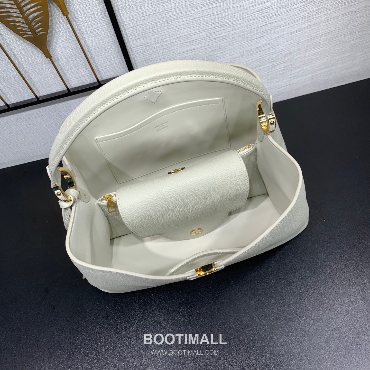 루이비통 카퓌신 라지 타우릴론 풀그레인 레더 V로고 플랩 베이지 토트백 Louis Vuitton Capucines Large Taurillon Full Grain Leather V Logo Flap Beige Tote Bag M27250 37.5cm 6