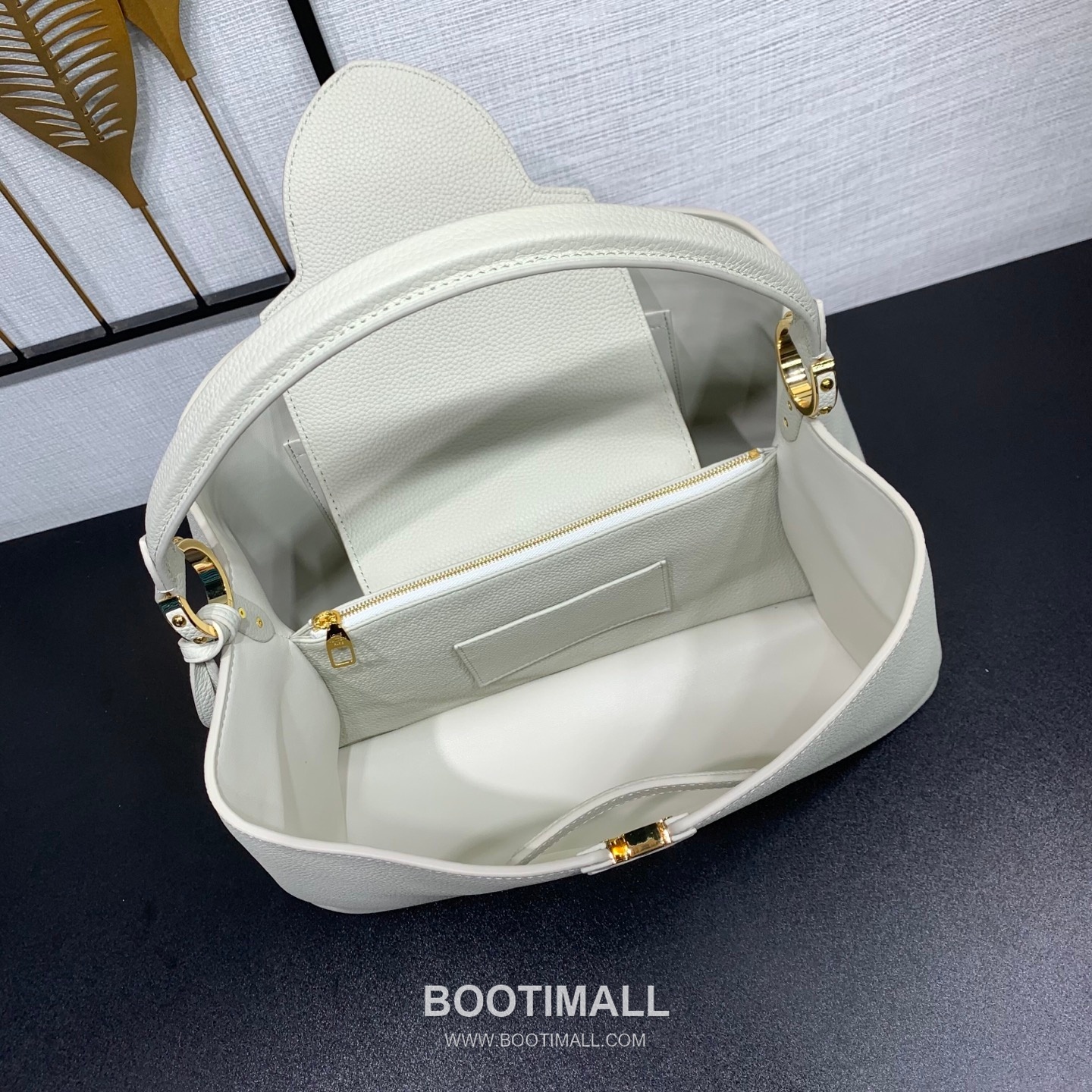 루이비통 카퓌신 라지 타우릴론 풀그레인 레더 V로고 플랩 베이지 토트백 Louis Vuitton Capucines Large Taurillon Full Grain Leather V Logo Flap Beige Tote Bag M27250 37.5cm 7