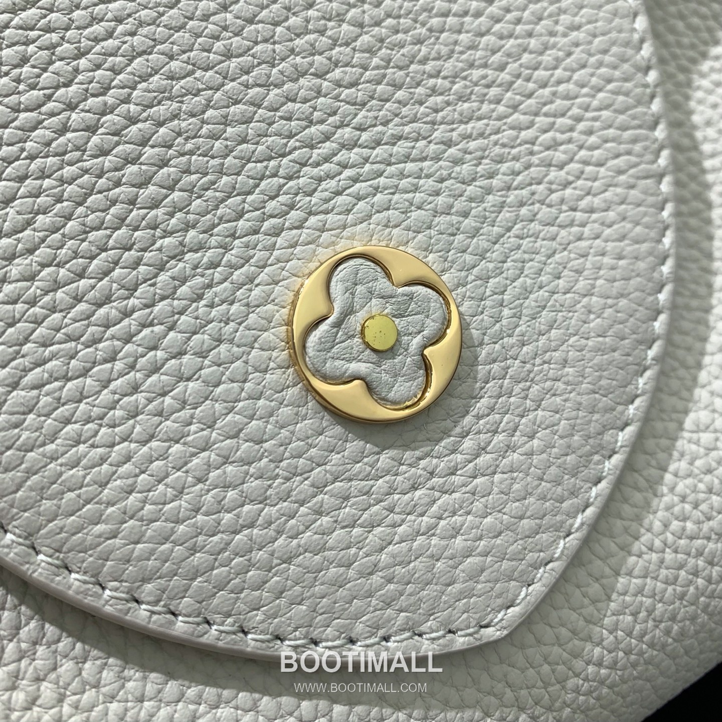 루이비통 카퓌신 라지 타우릴론 풀그레인 레더 V로고 플랩 베이지 토트백 Louis Vuitton Capucines Large Taurillon Full Grain Leather V Logo Flap Beige Tote Bag M27250 37.5cm 13
