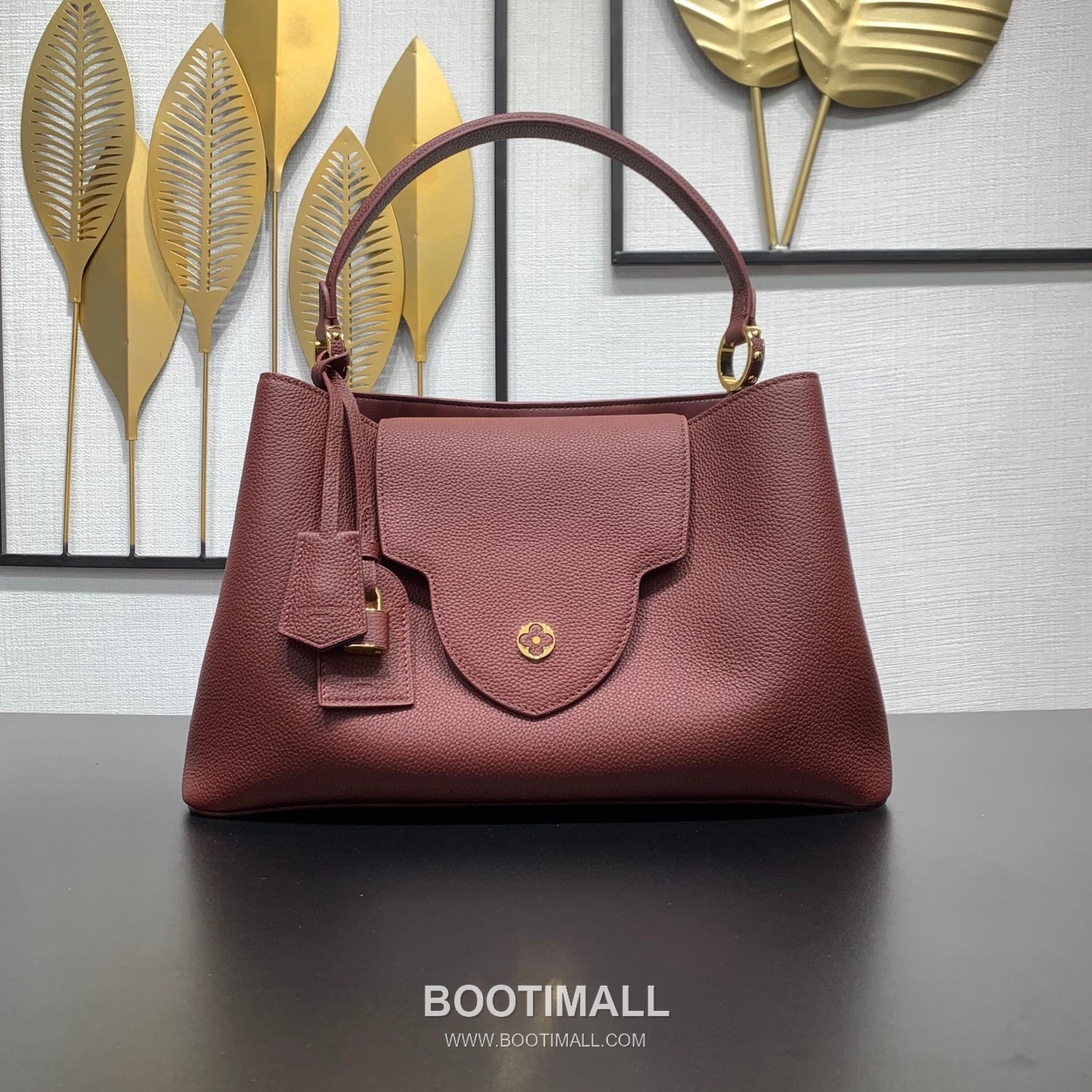 루이비통 카퓌신 라지 타우릴론 풀그레인 레더 V로고 플랩 그레이 토트백 Louis Vuitton Capucines Large Taurillon Full Grain Leather V Logo Flap Grey Tote Bag M26259 37.5cm 1