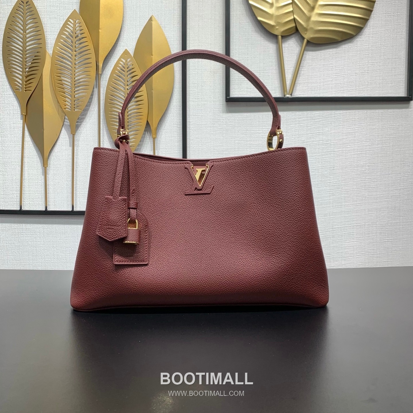 루이비통 카퓌신 라지 타우릴론 풀그레인 레더 V로고 플랩 그레이 토트백 Louis Vuitton Capucines Large Taurillon Full Grain Leather V Logo Flap Grey Tote Bag M26259 37.5cm 2