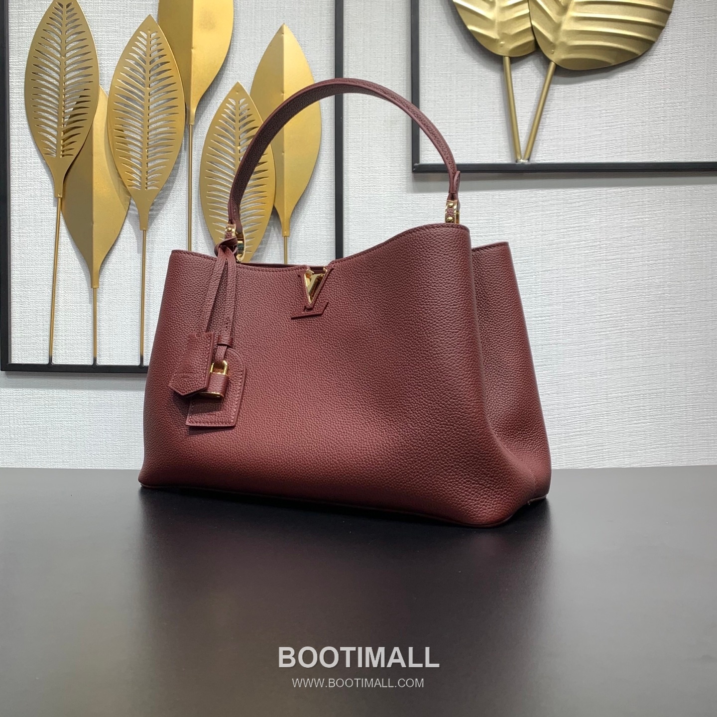 루이비통 카퓌신 라지 타우릴론 풀그레인 레더 V로고 플랩 그레이 토트백 Louis Vuitton Capucines Large Taurillon Full Grain Leather V Logo Flap Grey Tote Bag M26259 37.5cm 3