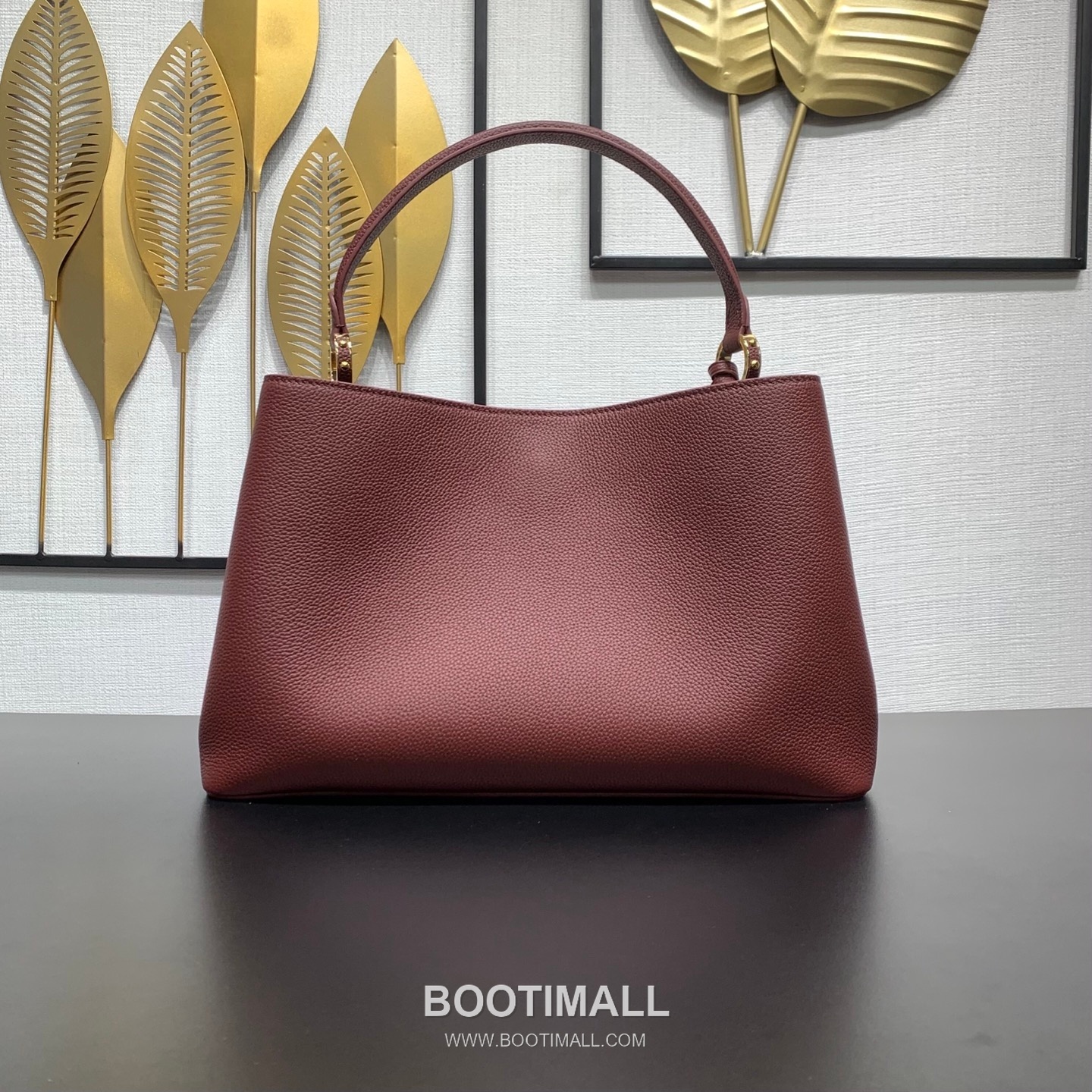 루이비통 카퓌신 라지 타우릴론 풀그레인 레더 V로고 플랩 그레이 토트백 Louis Vuitton Capucines Large Taurillon Full Grain Leather V Logo Flap Grey Tote Bag M26259 37.5cm 4