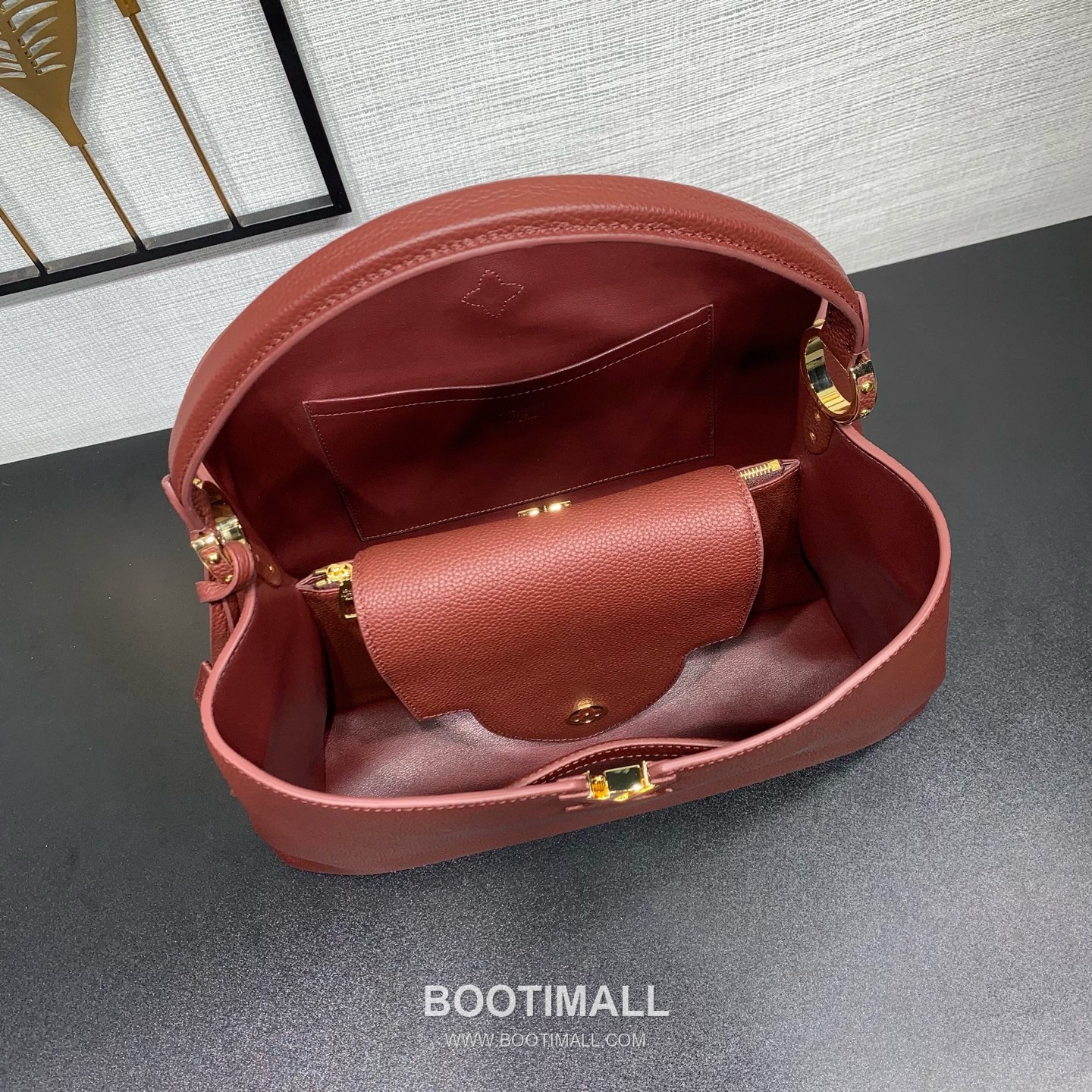 루이비통 카퓌신 라지 타우릴론 풀그레인 레더 V로고 플랩 그레이 토트백 Louis Vuitton Capucines Large Taurillon Full Grain Leather V Logo Flap Grey Tote Bag M26259 37.5cm 7