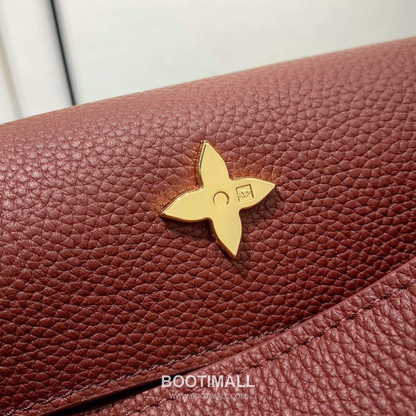 루이비통 카퓌신 라지 타우릴론 풀그레인 레더 V로고 플랩 그레이 토트백 Louis Vuitton Capucines Large Taurillon Full Grain Leather V Logo Flap Grey Tote Bag M26259 37.5cm 11