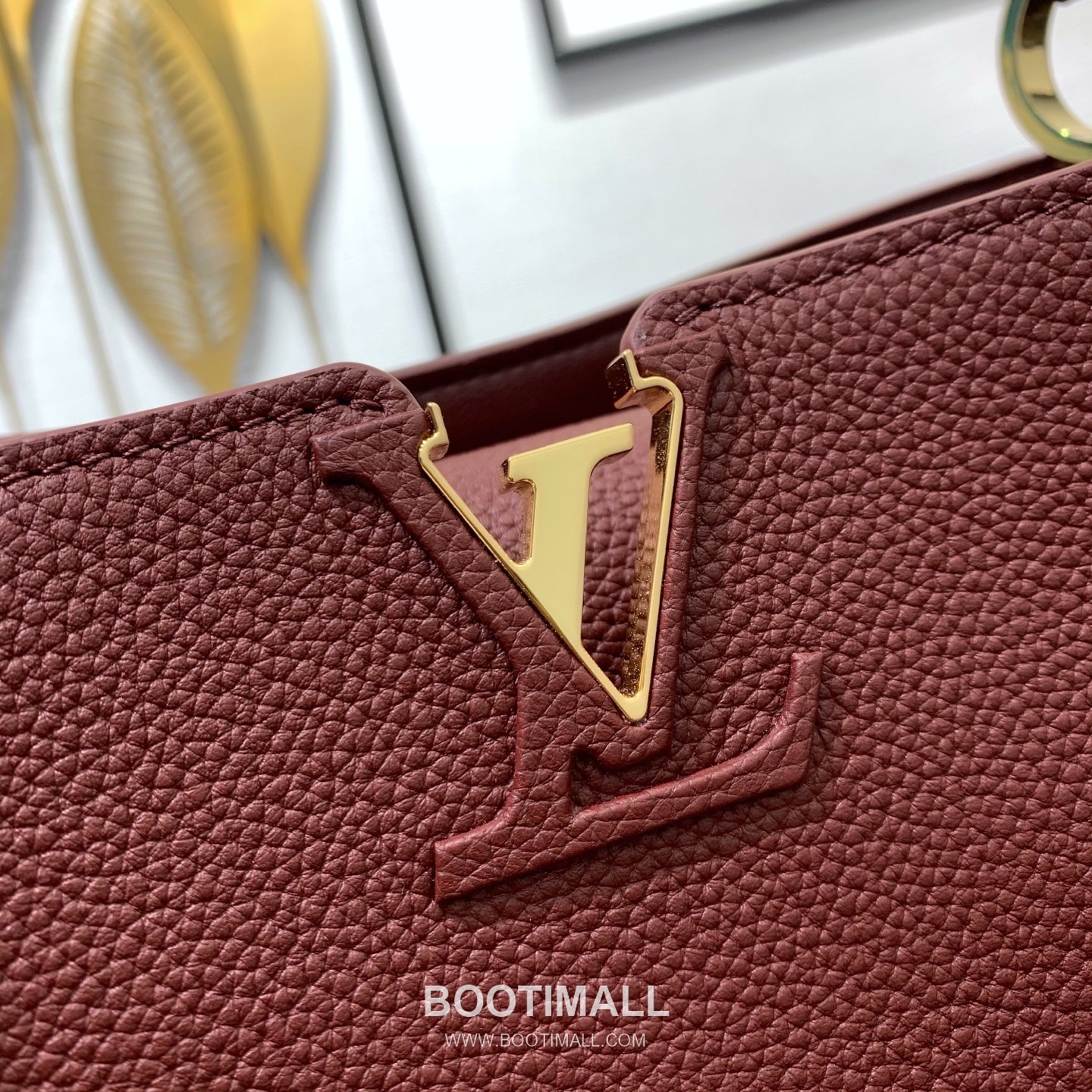 루이비통 카퓌신 라지 타우릴론 풀그레인 레더 V로고 플랩 그레이 토트백 Louis Vuitton Capucines Large Taurillon Full Grain Leather V Logo Flap Grey Tote Bag M26259 37.5cm 12