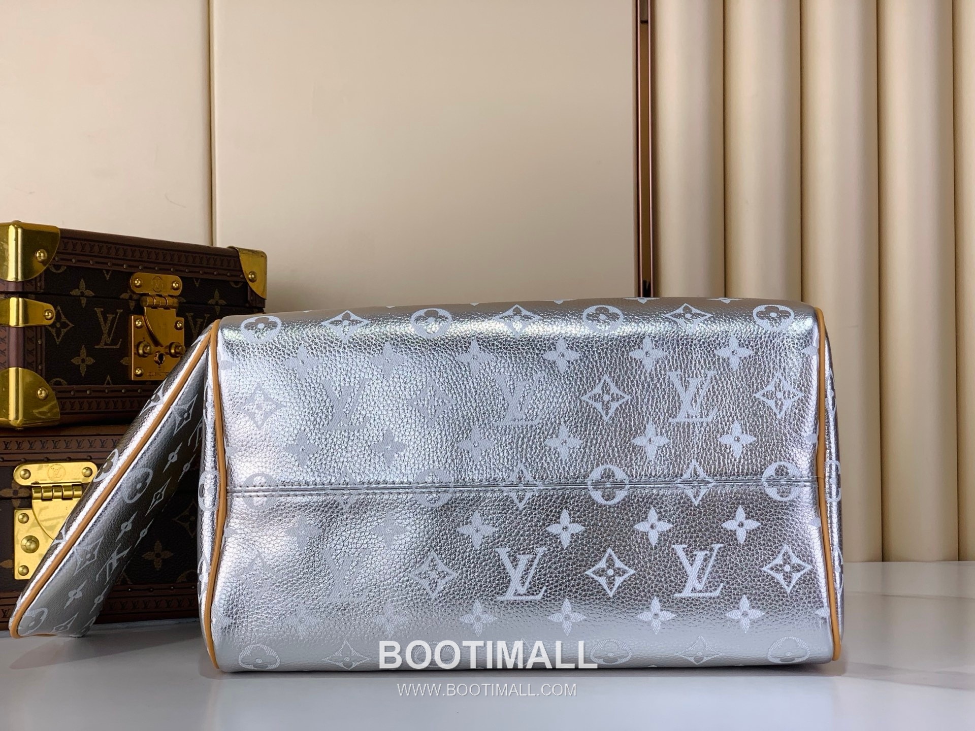 루이비통 스피디 P9 반둘리에 30 모노그램 카프스킨 레더 실버 더플백 Louis Vuitton Speedy P9 Bandouliere 30 Monogram Calfskin Leather Silver Duffle Bag M28384 32cm 4