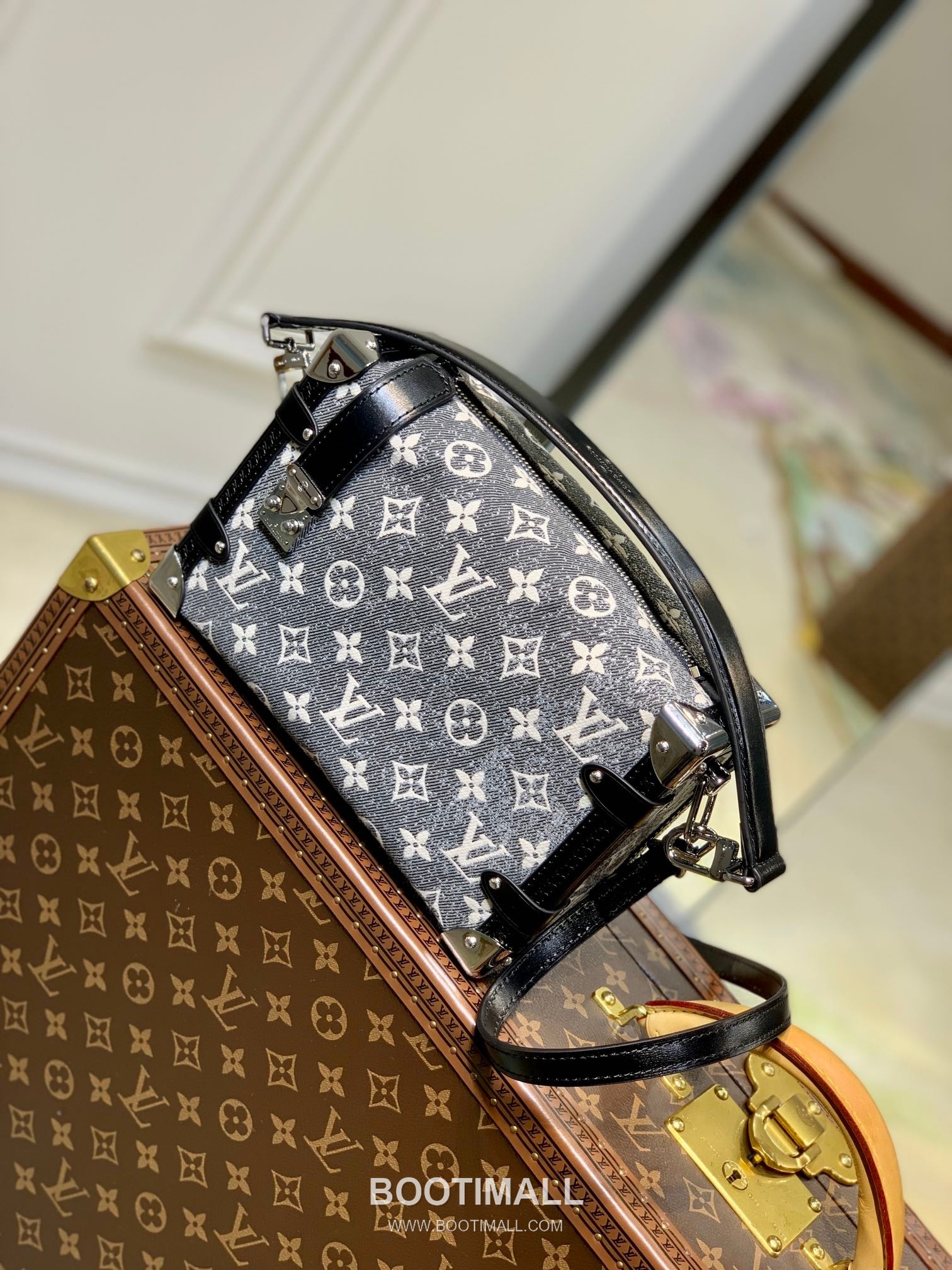 루이비통 사이드 트렁크 모노그램 데님 자카드 레더 트리밍 블루 숄더백 Louis Vuitton Side Trunk Monogram Denim Jacquard Leather Trim Blue Shoulder Bag M21460 21cm 1