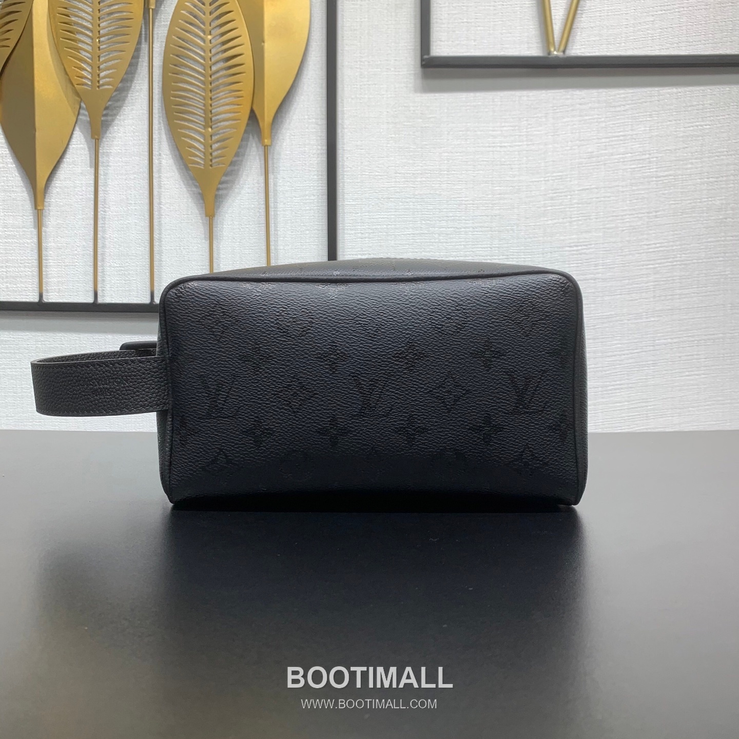 루이비통 로커 도프 키트 모노그램 미드나잇 코팅 캔버스 레더 핸들 블랙 파우치 Louis Vuitton Locker Dopp Kit Monogram Midnight Coated Canvas Leather Handle Black Pouch M26810 23cm 1