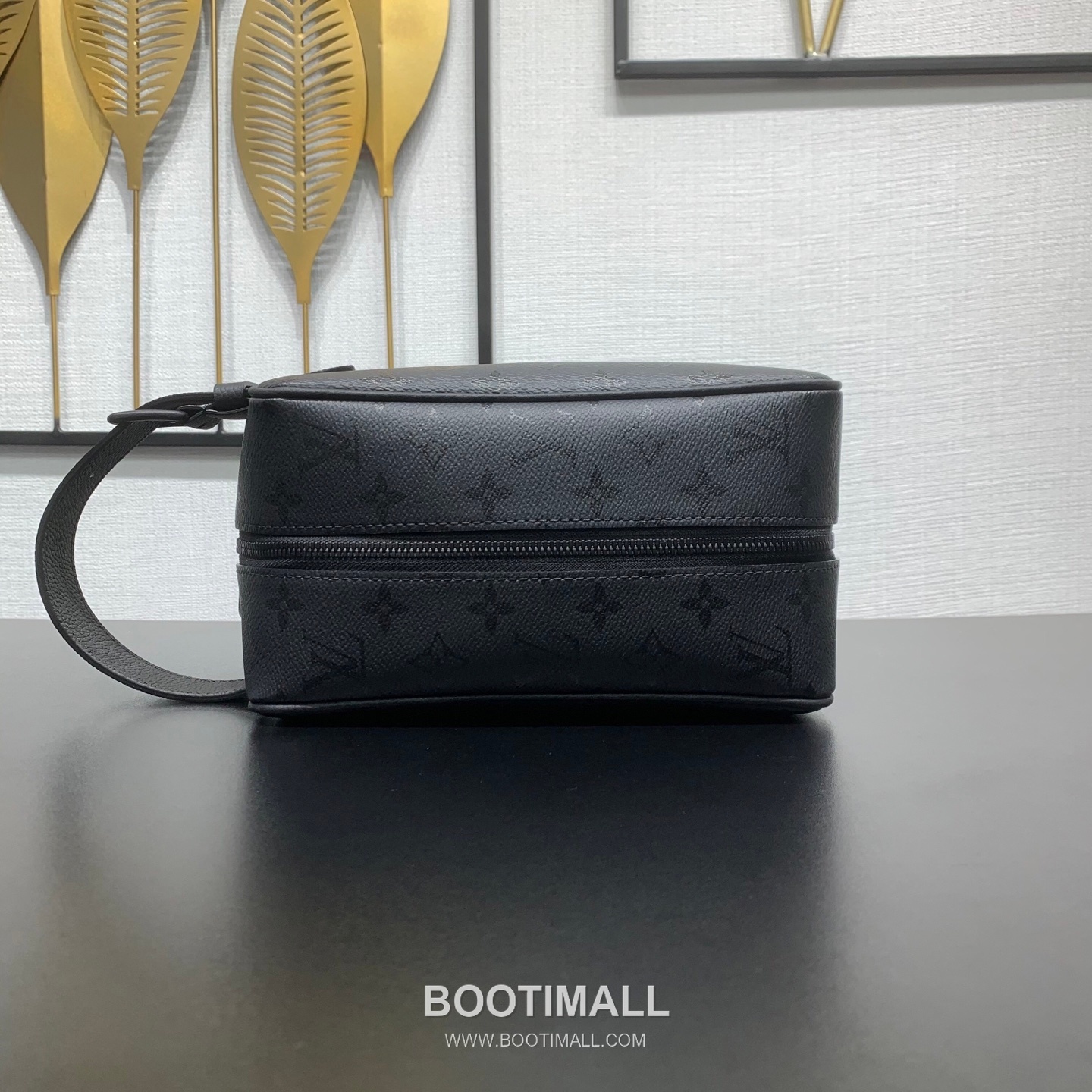 루이비통 로커 도프 키트 모노그램 미드나잇 코팅 캔버스 레더 핸들 블랙 파우치 Louis Vuitton Locker Dopp Kit Monogram Midnight Coated Canvas Leather Handle Black Pouch M26810 23cm 4