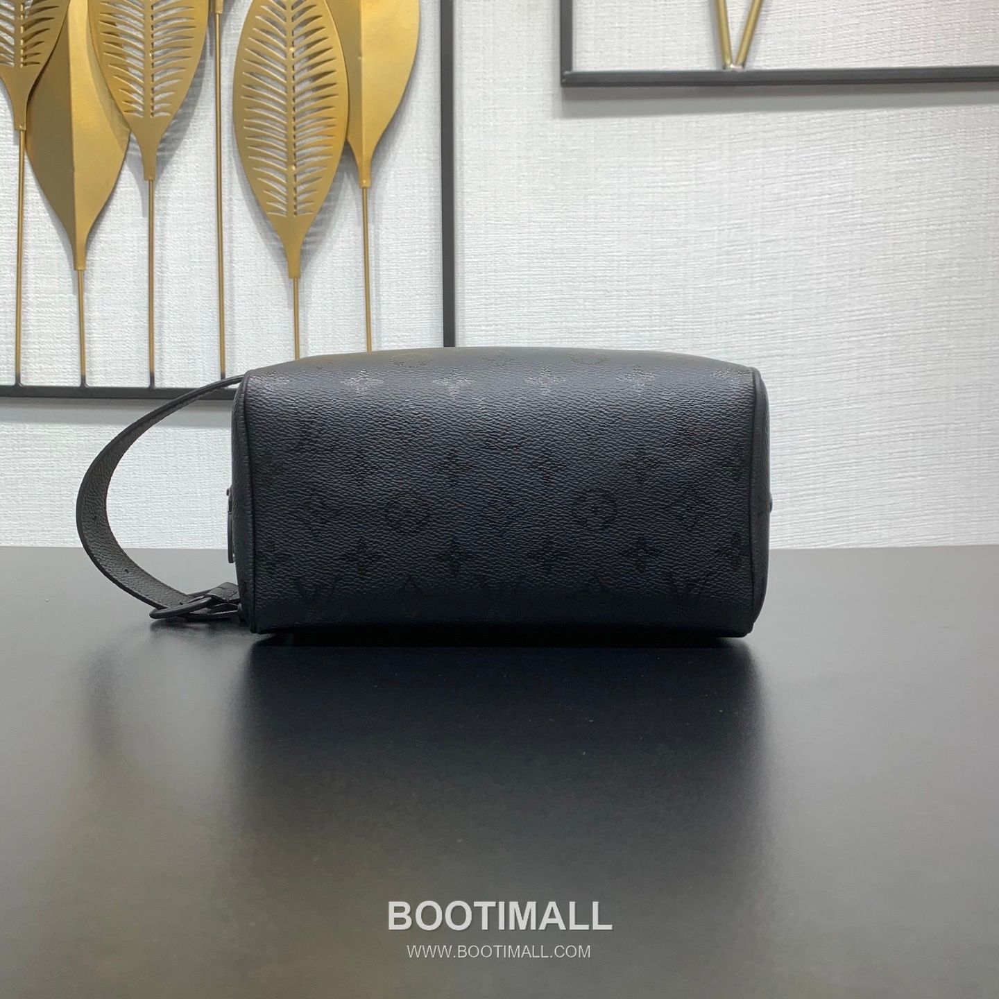 루이비통 로커 도프 키트 모노그램 미드나잇 코팅 캔버스 레더 핸들 블랙 파우치 Louis Vuitton Locker Dopp Kit Monogram Midnight Coated Canvas Leather Handle Black Pouch M26810 23cm 5