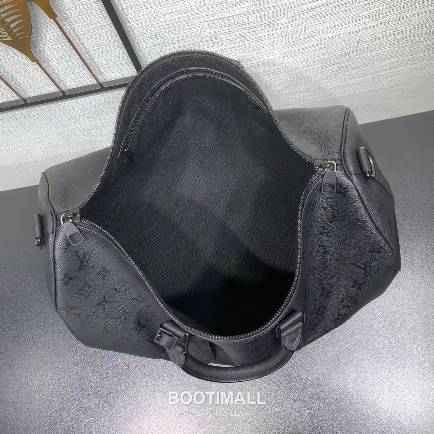 루이비통 키폴 반둘리에 45 모노그램 미드나잇 코팅 캔버스 레더 트리밍 블랙 여행가방 Louis Vuitton Keepall Bandouliere 45 Monogram Midnight Coated Canvas Leather Trim Black Duffle Bag M28403 45cm 5
