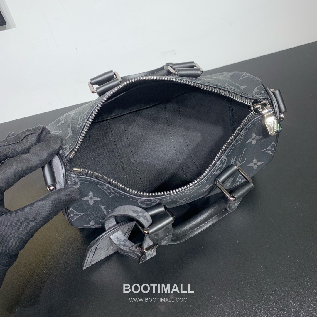 루이비통 키폴 25 모노그램 이클립스 리버스 캔버스 레더 트리밍 블랙 더플백 Louis Vuitton Keepall 25 Monogram Eclipse Reverse Canvas Leather Trim Black Duffle Bag M46271 25cm 4
