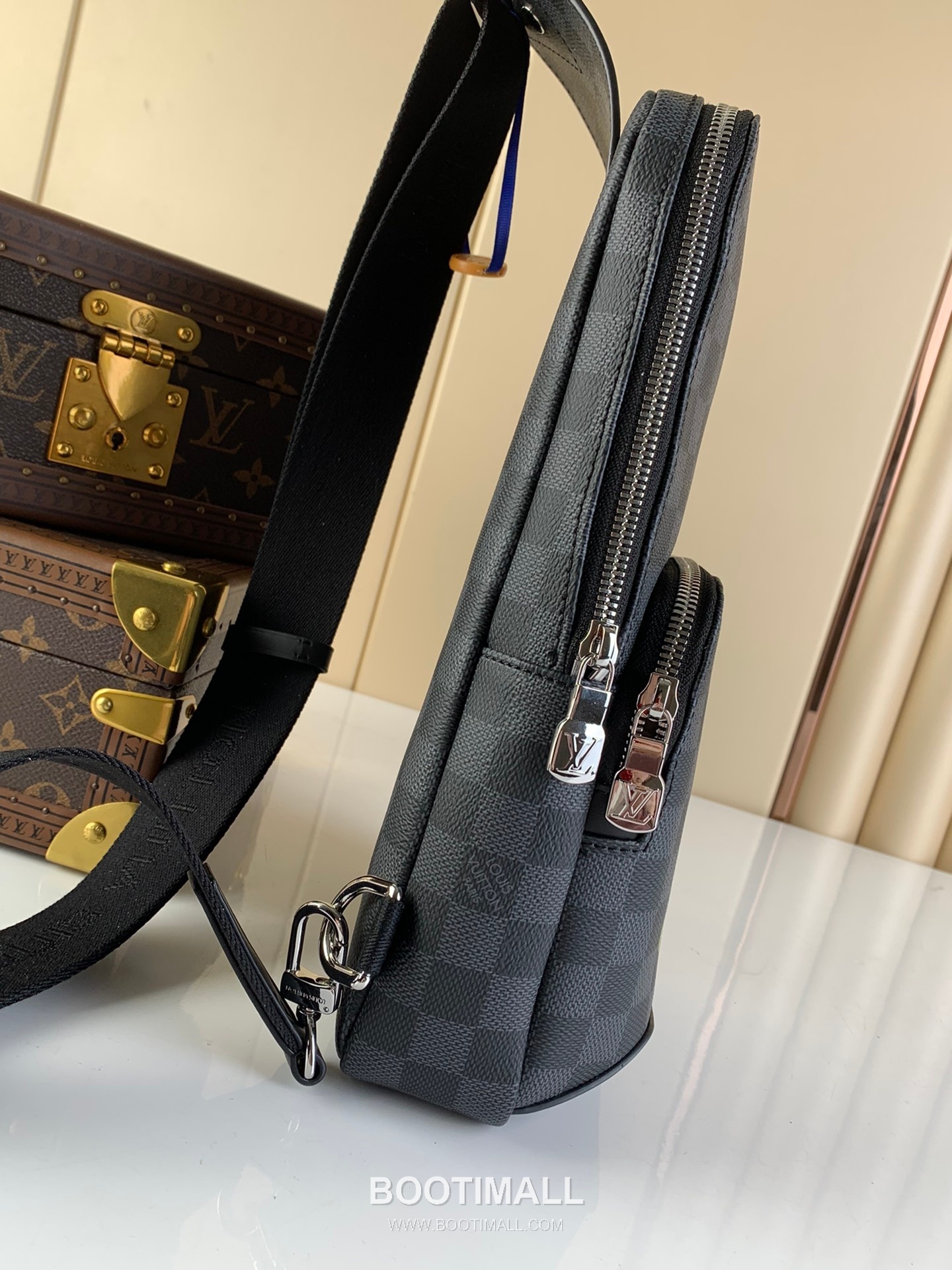 루이비통 애비뉴 슬링백 다미에 그래파이트 캔버스 레더 트리밍 블랙 크로스백 Louis Vuitton Avenue Sling Bag Damier Graphite Canvas Leather Trim Black Crossbody Bag N45277 31cm 3