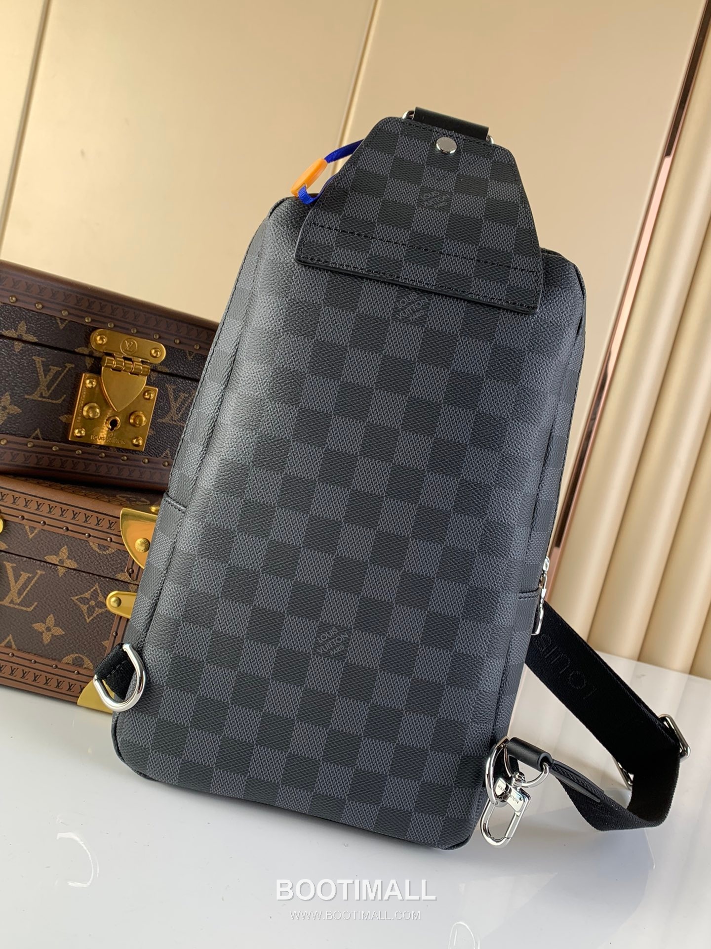 루이비통 애비뉴 슬링백 다미에 그래파이트 캔버스 레더 트리밍 블랙 크로스백 Louis Vuitton Avenue Sling Bag Damier Graphite Canvas Leather Trim Black Crossbody Bag N45277 31cm 4