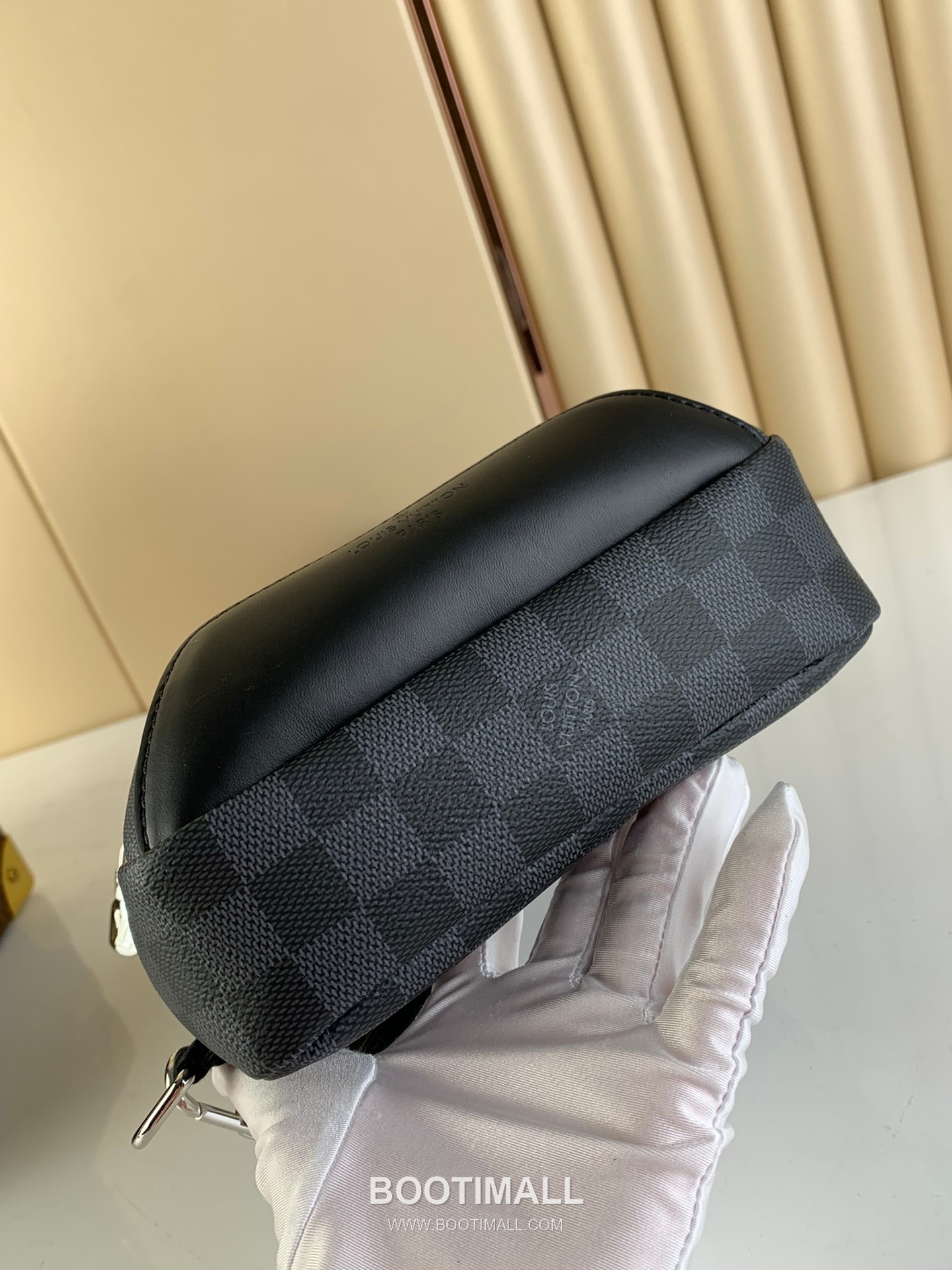 루이비통 애비뉴 슬링백 다미에 그래파이트 캔버스 레더 트리밍 블랙 크로스백 Louis Vuitton Avenue Sling Bag Damier Graphite Canvas Leather Trim Black Crossbody Bag N45277 31cm 5