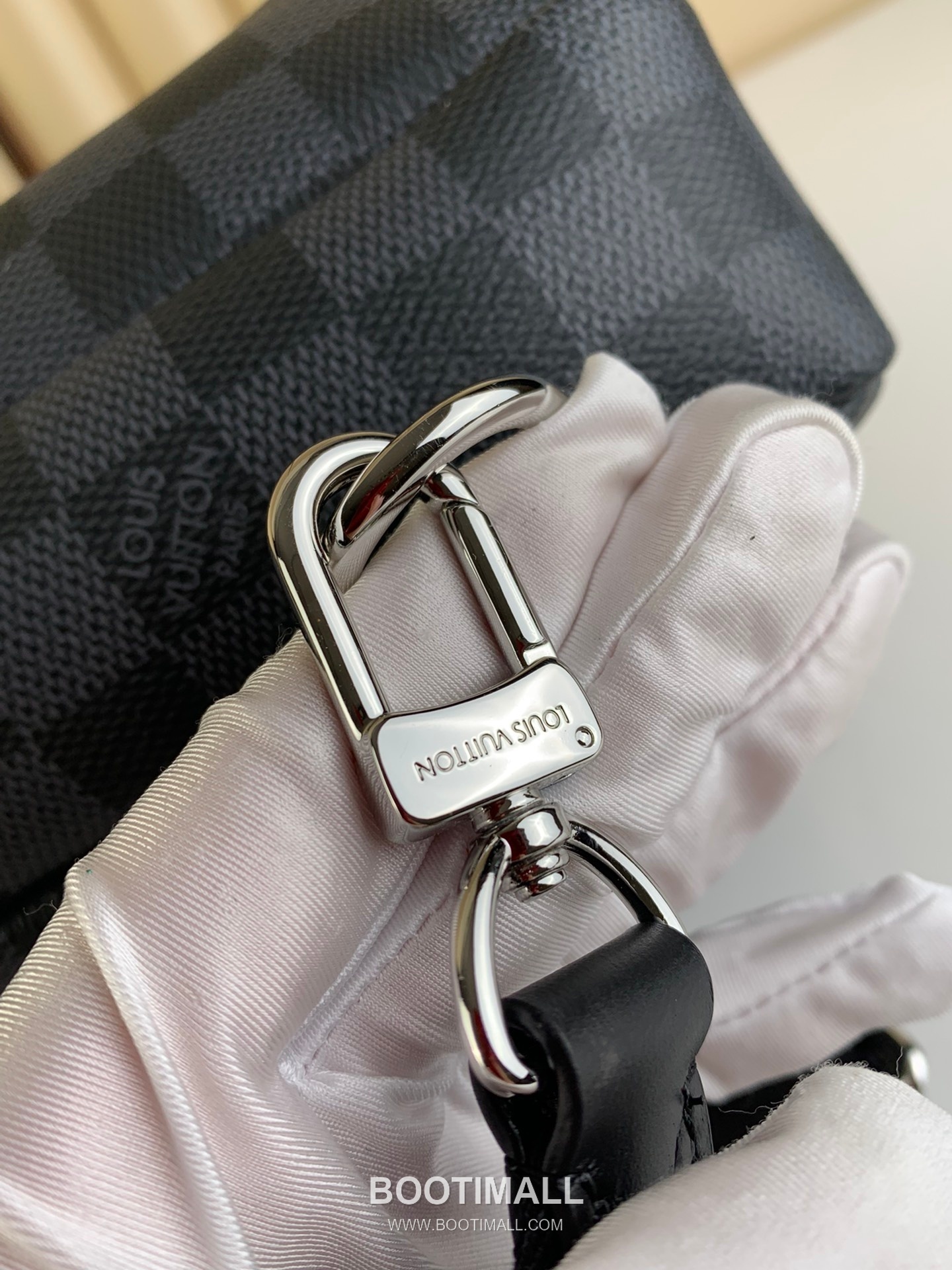 루이비통 애비뉴 슬링백 다미에 그래파이트 캔버스 레더 트리밍 블랙 크로스백 Louis Vuitton Avenue Sling Bag Damier Graphite Canvas Leather Trim Black Crossbody Bag N45277 31cm 7