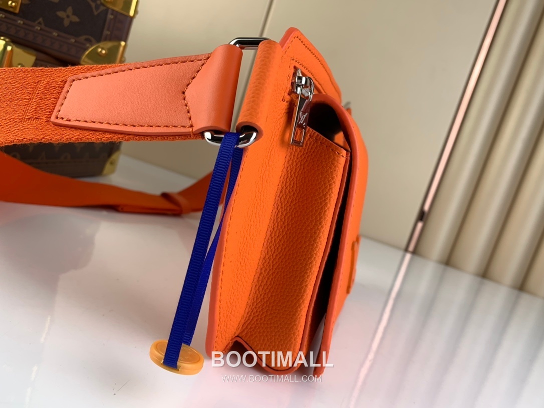 루이비통 에어로그램 슬링백 그레인 카프스킨 레더 LV 메탈 로고 오렌지 크로스백 Louis Vuitton Aerogram Sling Bag Grain Calfskin Leather LV Metal Logo Orange Crossbody Bag M59625 30cm 2