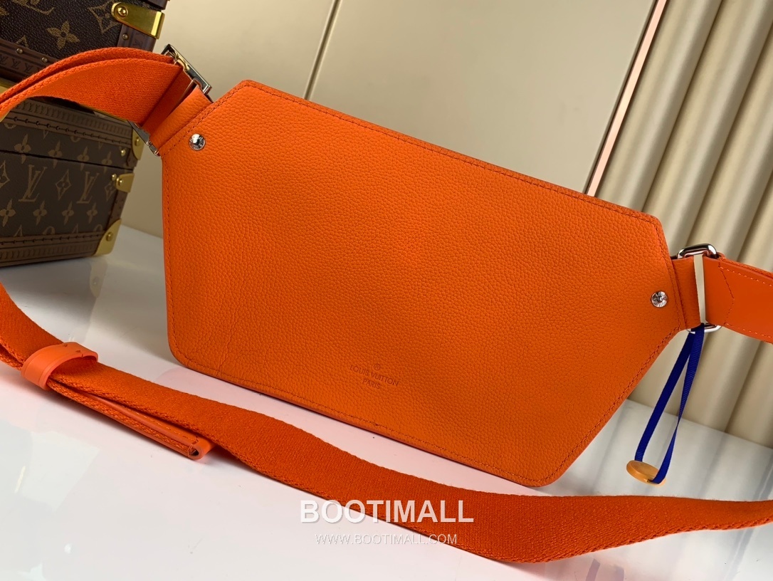 루이비통 에어로그램 슬링백 그레인 카프스킨 레더 LV 메탈 로고 오렌지 크로스백 Louis Vuitton Aerogram Sling Bag Grain Calfskin Leather LV Metal Logo Orange Crossbody Bag M59625 30cm 3