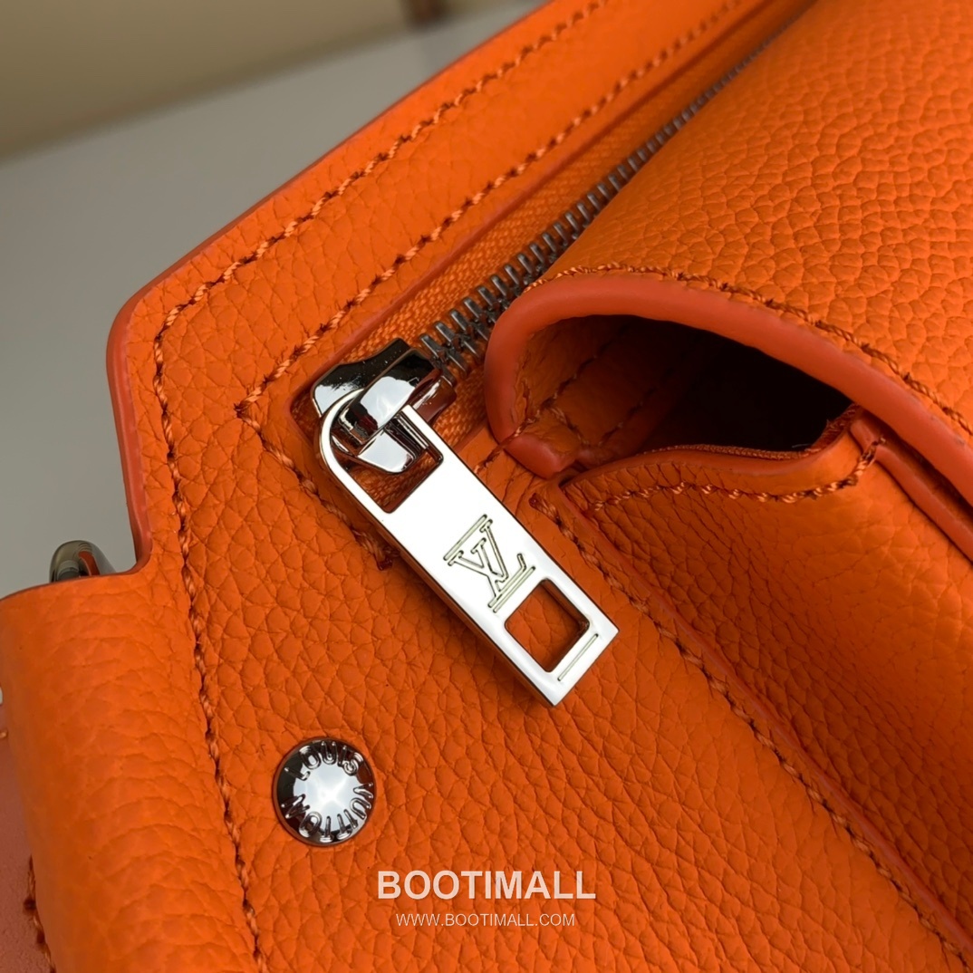 루이비통 에어로그램 슬링백 그레인 카프스킨 레더 LV 메탈 로고 오렌지 크로스백 Louis Vuitton Aerogram Sling Bag Grain Calfskin Leather LV Metal Logo Orange Crossbody Bag M59625 30cm 7