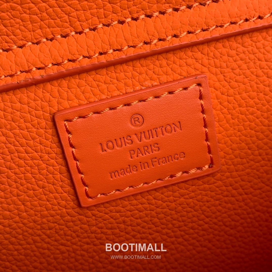 루이비통 에어로그램 슬링백 그레인 카프스킨 레더 LV 메탈 로고 오렌지 크로스백 Louis Vuitton Aerogram Sling Bag Grain Calfskin Leather LV Metal Logo Orange Crossbody Bag M59625 30cm 9