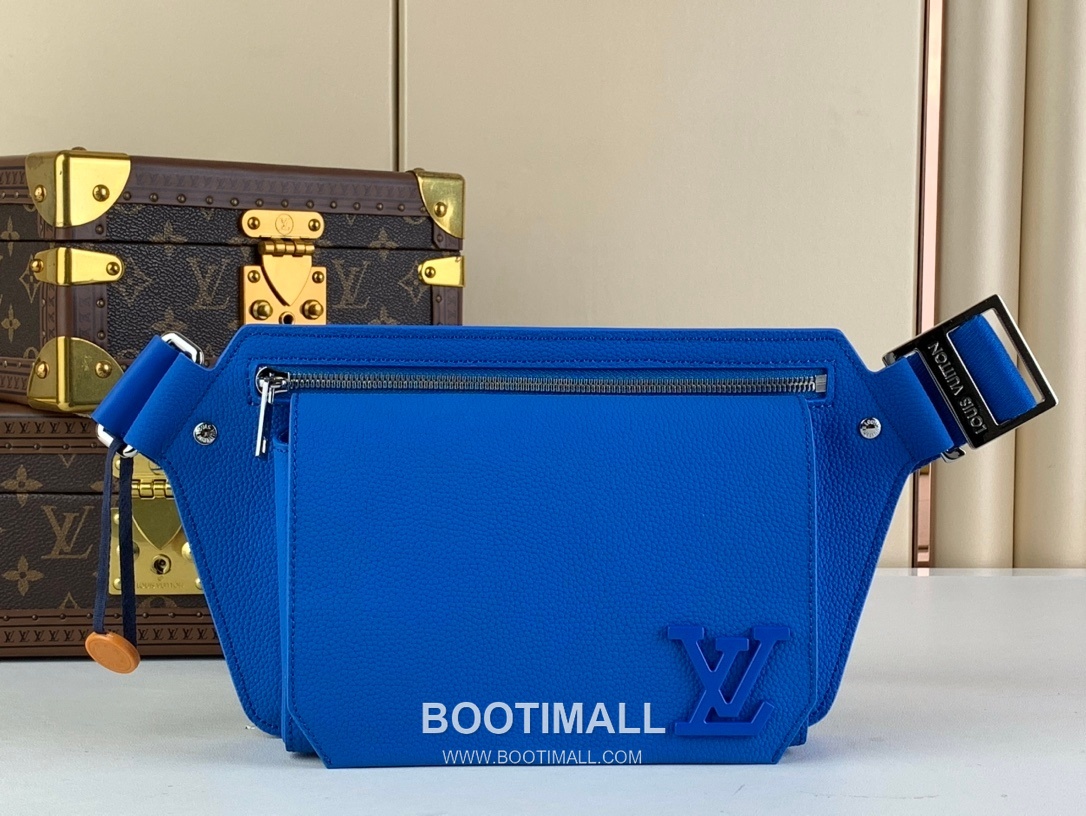 루이비통 에어로그램 슬링백 그레인 카프스킨 레더 LV 메탈 로고 인디고 크로스백 Louis Vuitton Aerogram Sling Bag Grain Calfskin Leather LV Metal Logo Indigo Crossbody Bag M22665 30cm 1