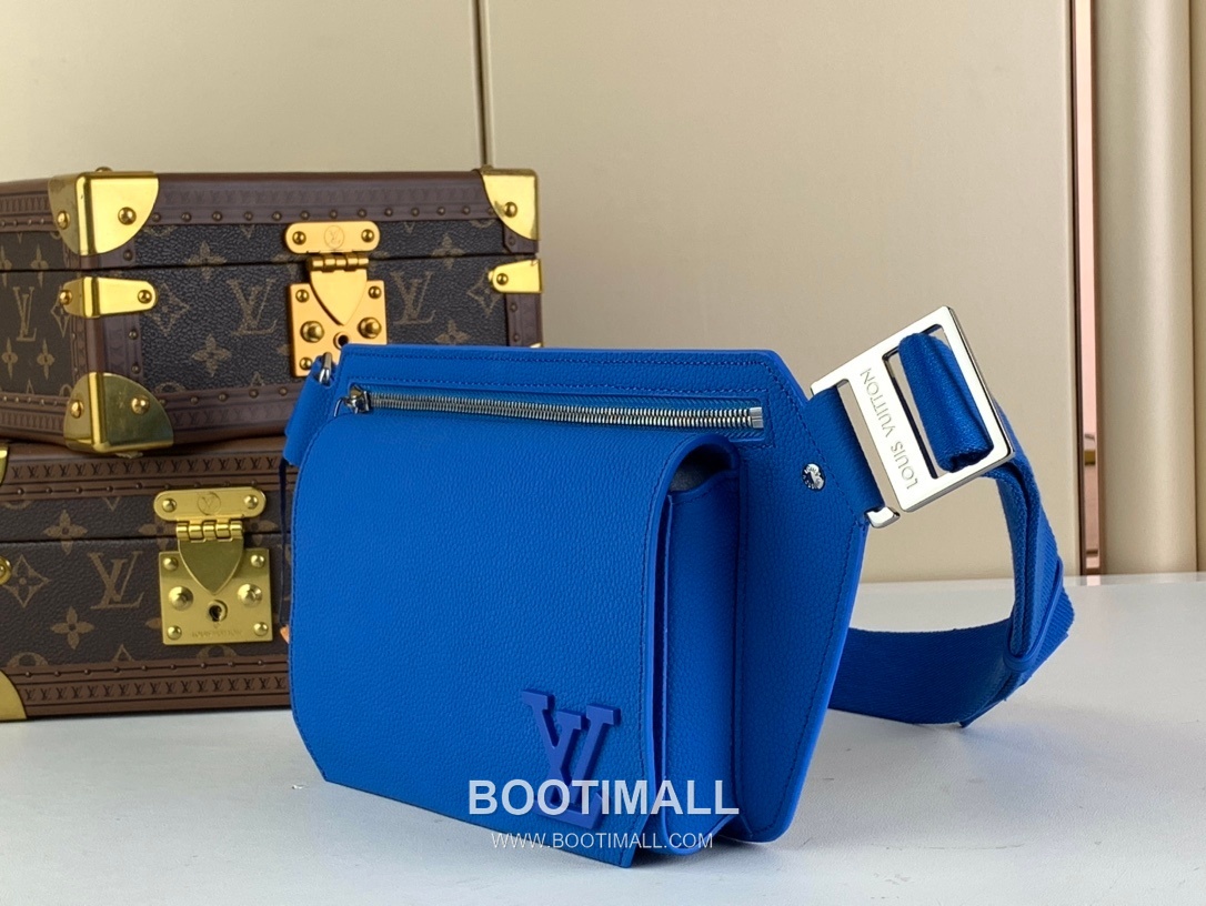 루이비통 에어로그램 슬링백 그레인 카프스킨 레더 LV 메탈 로고 인디고 크로스백 Louis Vuitton Aerogram Sling Bag Grain Calfskin Leather LV Metal Logo Indigo Crossbody Bag M22665 30cm 2