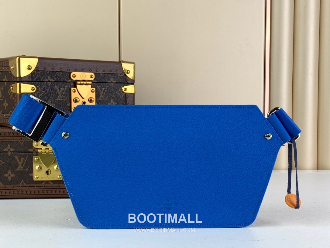 루이비통 에어로그램 슬링백 그레인 카프스킨 레더 LV 메탈 로고 인디고 크로스백 Louis Vuitton Aerogram Sling Bag Grain Calfskin Leather LV Metal Logo Indigo Crossbody Bag M22665 30cm 3