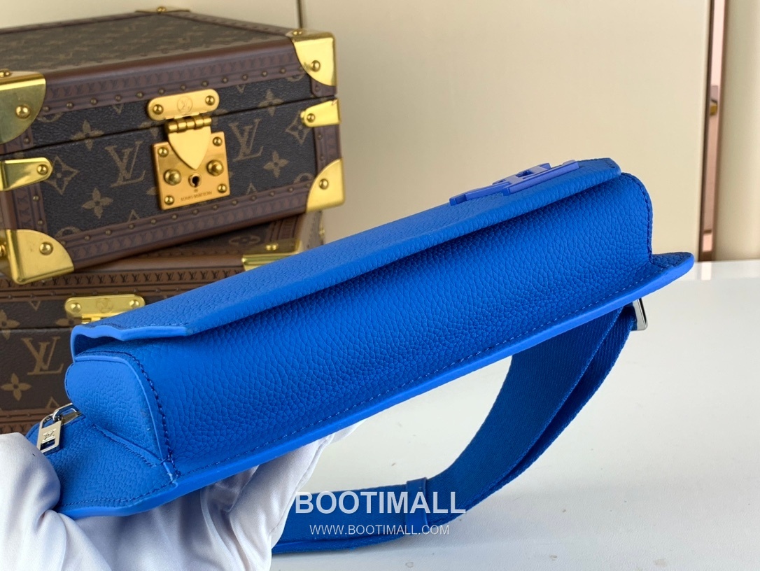 루이비통 에어로그램 슬링백 그레인 카프스킨 레더 LV 메탈 로고 인디고 크로스백 Louis Vuitton Aerogram Sling Bag Grain Calfskin Leather LV Metal Logo Indigo Crossbody Bag M22665 30cm 4