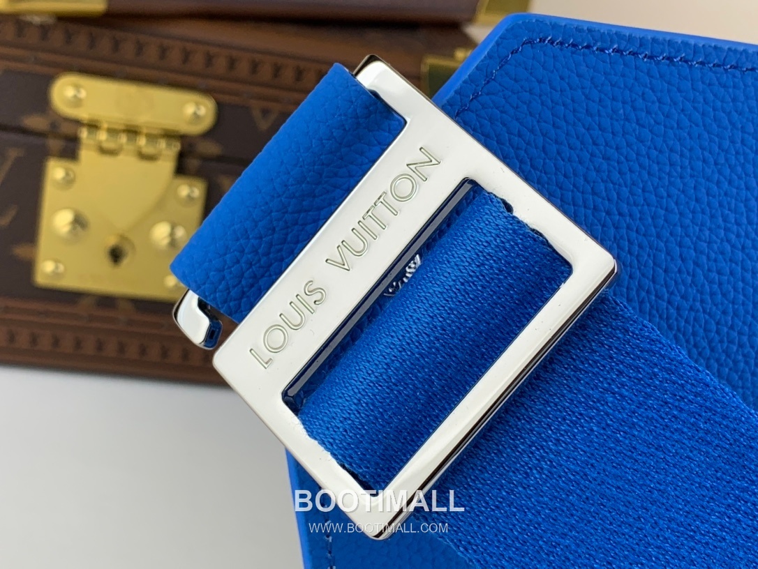 루이비통 에어로그램 슬링백 그레인 카프스킨 레더 LV 메탈 로고 인디고 크로스백 Louis Vuitton Aerogram Sling Bag Grain Calfskin Leather LV Metal Logo Indigo Crossbody Bag M22665 30cm 5