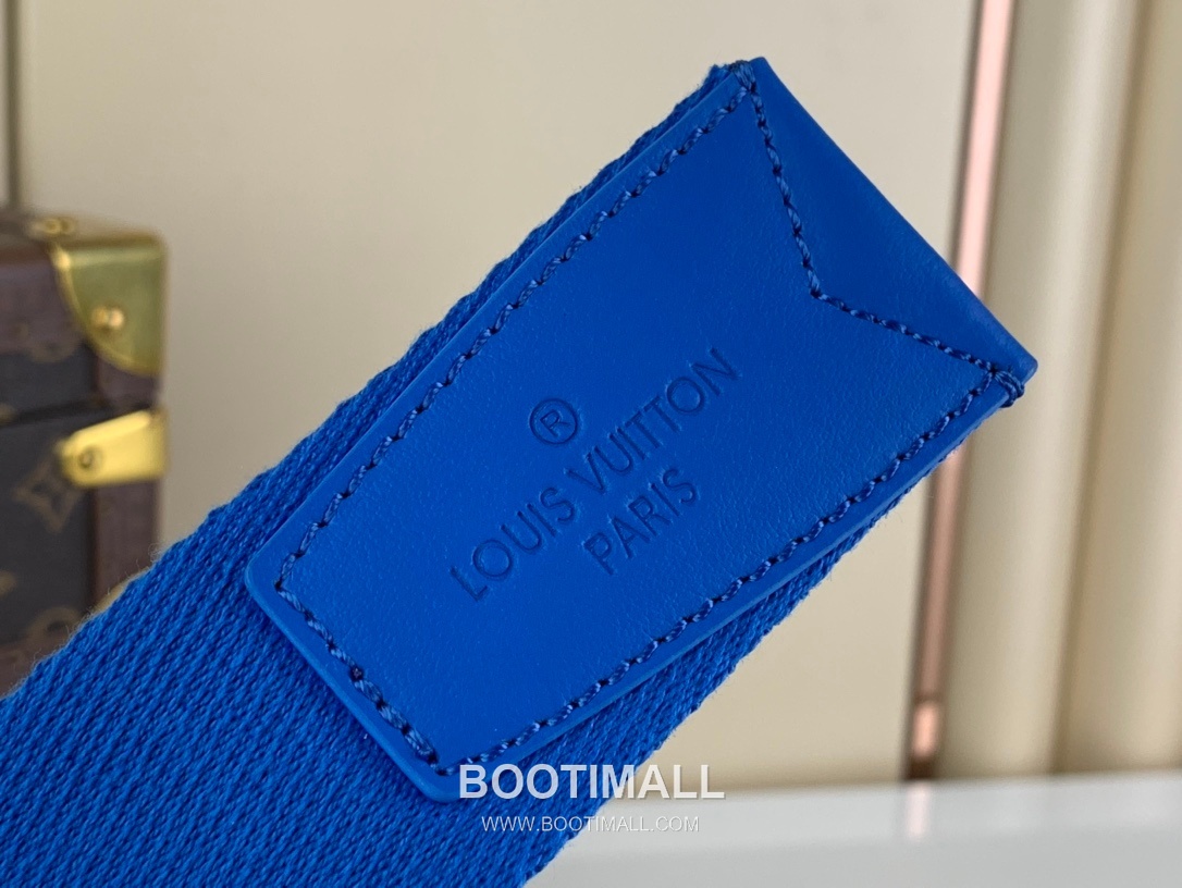 루이비통 에어로그램 슬링백 그레인 카프스킨 레더 LV 메탈 로고 인디고 크로스백 Louis Vuitton Aerogram Sling Bag Grain Calfskin Leather LV Metal Logo Indigo Crossbody Bag M22665 30cm 6