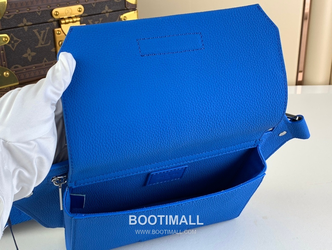 루이비통 에어로그램 슬링백 그레인 카프스킨 레더 LV 메탈 로고 인디고 크로스백 Louis Vuitton Aerogram Sling Bag Grain Calfskin Leather LV Metal Logo Indigo Crossbody Bag M22665 30cm 8