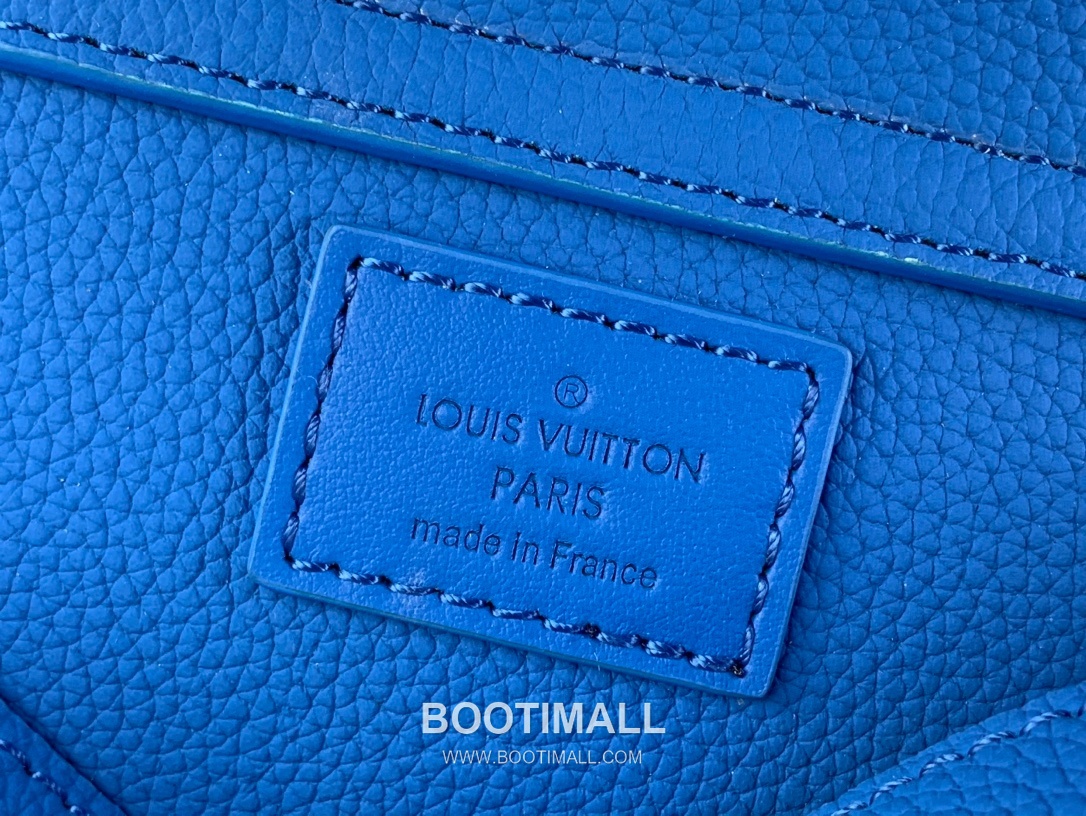 루이비통 에어로그램 슬링백 그레인 카프스킨 레더 LV 메탈 로고 인디고 크로스백 Louis Vuitton Aerogram Sling Bag Grain Calfskin Leather LV Metal Logo Indigo Crossbody Bag M22665 30cm 9