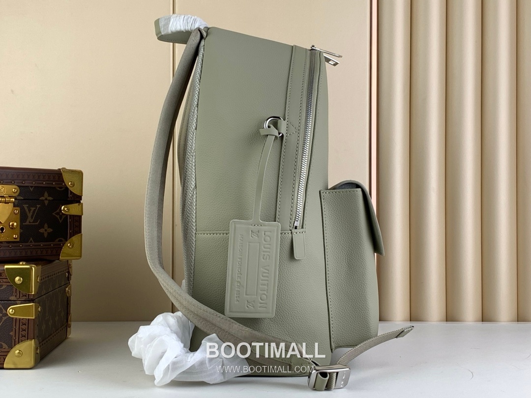 루이비통 에어로그램 백팩 그레인 카프스킨 레더 LV 메탈 로고 그레이 백팩 Louis Vuitton Aerogram Backpack Grain Calfskin Leather LV Metal Logo Grey Backpack M22503 43cm 2