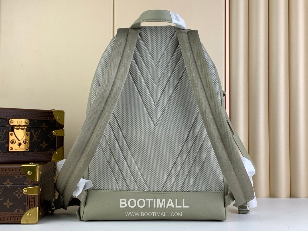 루이비통 에어로그램 백팩 그레인 카프스킨 레더 LV 메탈 로고 그레이 백팩 Louis Vuitton Aerogram Backpack Grain Calfskin Leather LV Metal Logo Grey Backpack M22503 43cm 3