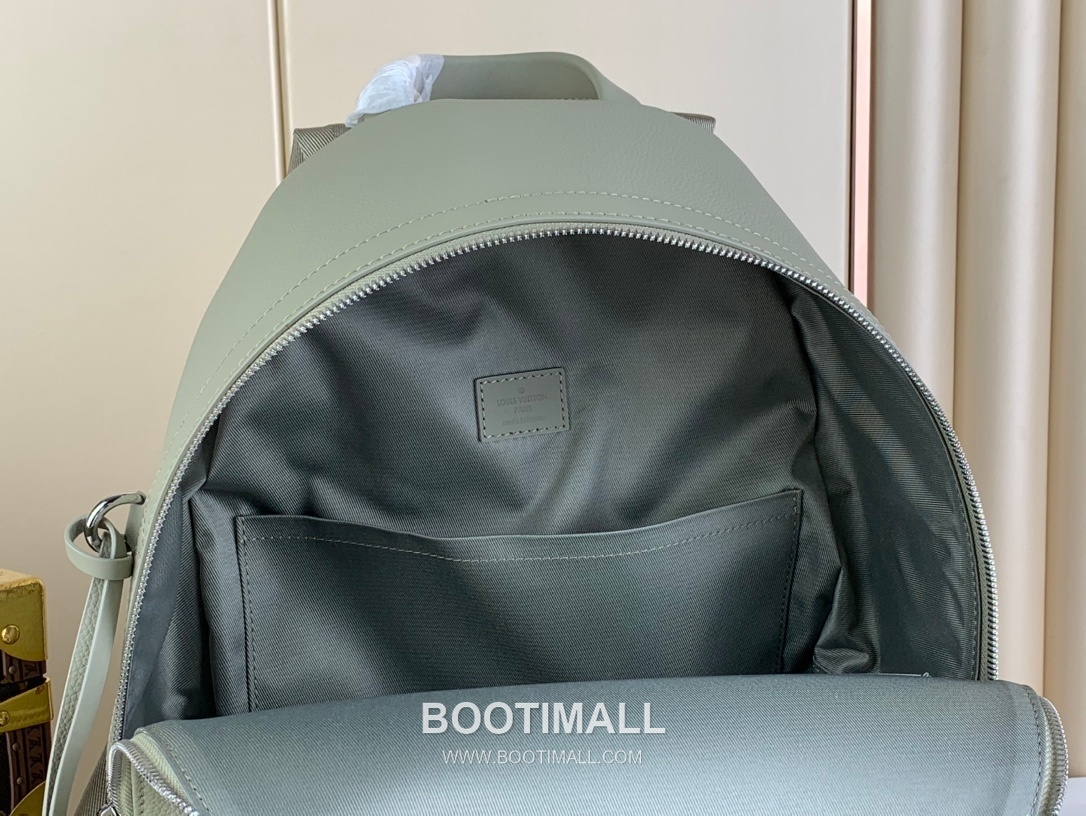 루이비통 에어로그램 백팩 그레인 카프스킨 레더 LV 메탈 로고 그레이 백팩 Louis Vuitton Aerogram Backpack Grain Calfskin Leather LV Metal Logo Grey Backpack M22503 43cm 8