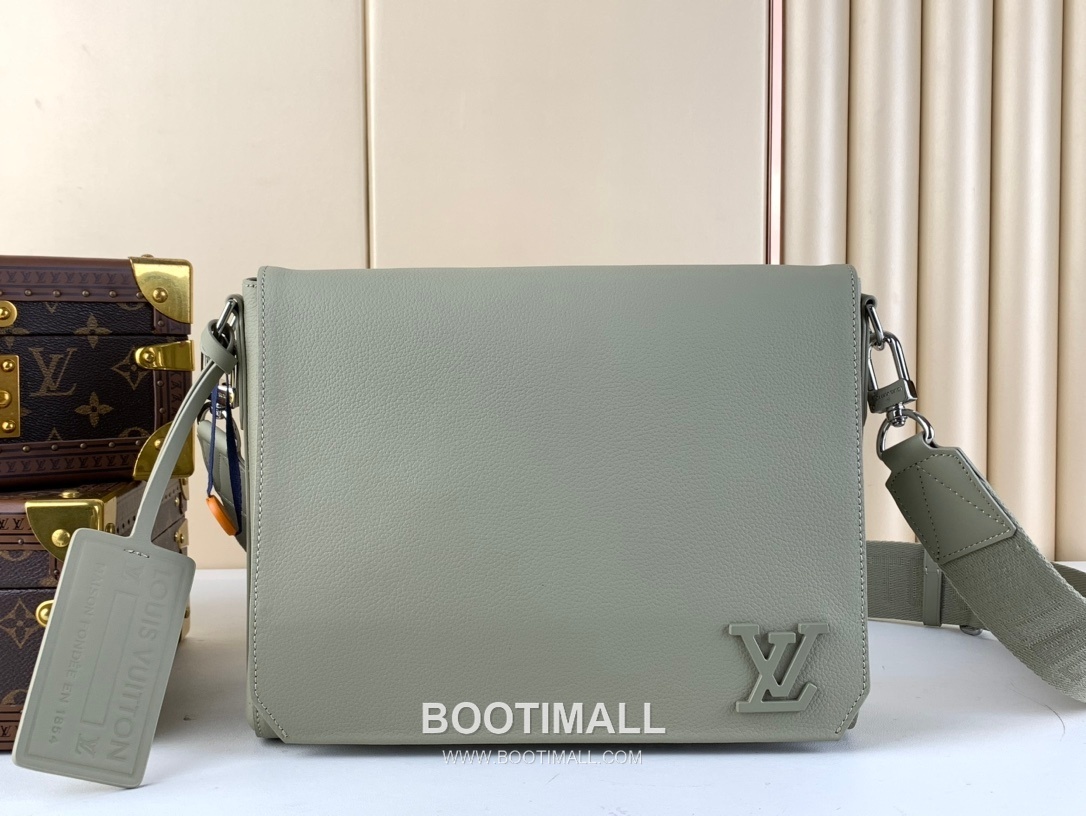 루이비통 테이크오프 메신저백 에어로그램 카프스킨 레더 LV 로고 그레이 크로스백 Louis Vuitton Takeoff Messenger Bag Aerogram Calfskin Leather LV Logo Grey Crossbody Bag M22505 28cm 1