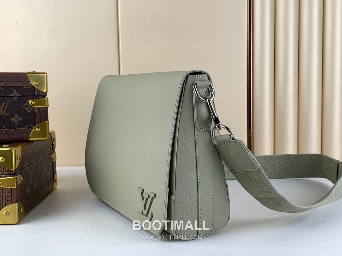 루이비통 테이크오프 메신저백 에어로그램 카프스킨 레더 LV 로고 그레이 크로스백 Louis Vuitton Takeoff Messenger Bag Aerogram Calfskin Leather LV Logo Grey Crossbody Bag M22505 28cm 2